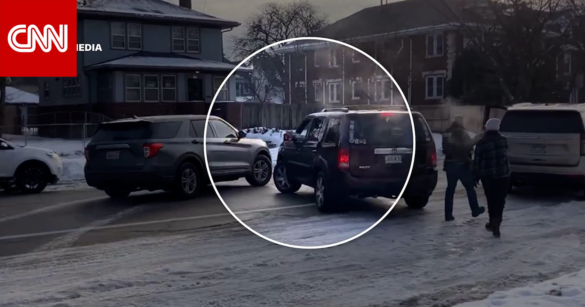 من زوايا متعددة.. هذا ما تكشّف بحادثة إطلاق النار وقتل سيدة برصاص ضابط الهجرة والجمارك بأمريكا