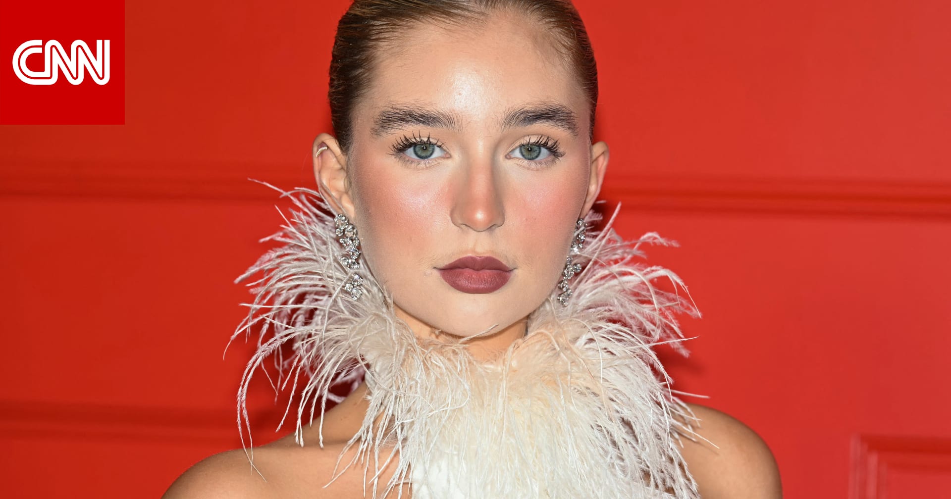 "الفلاتر الرقمية التي تغيّر ملامح الوجه أصبحت تلعب دورًا كبيرًا في إعادة تشكيل معايير الجمال".. كيف يؤثر استخدام المكياج على صورة المرأة عن ذاتها؟ 