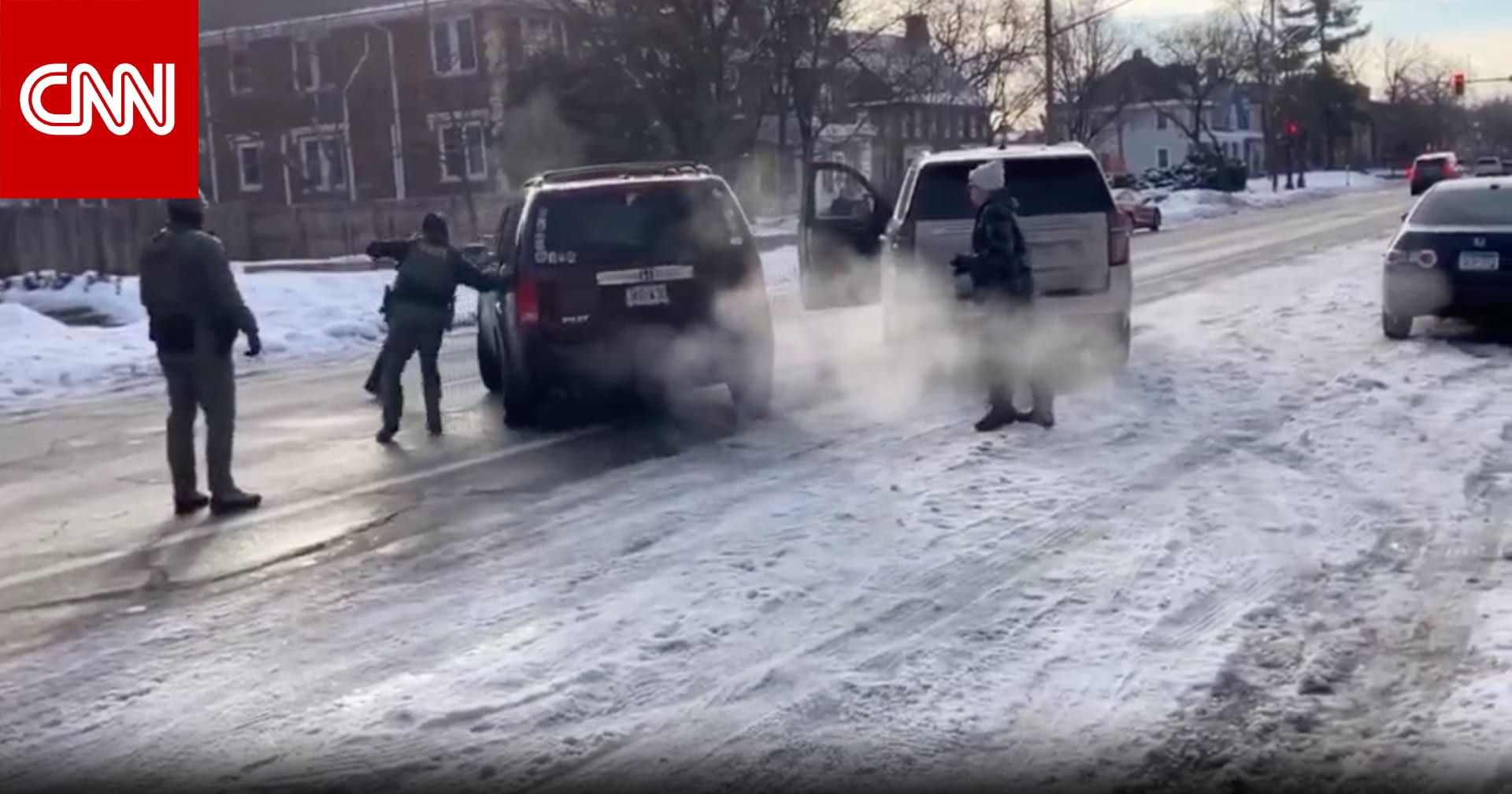 فيديو يوثّق الثواني الأخيرة قبل مقتل امرأة بأمريكا.. تحليل لسلوك ضابط الهجرة والجمارك