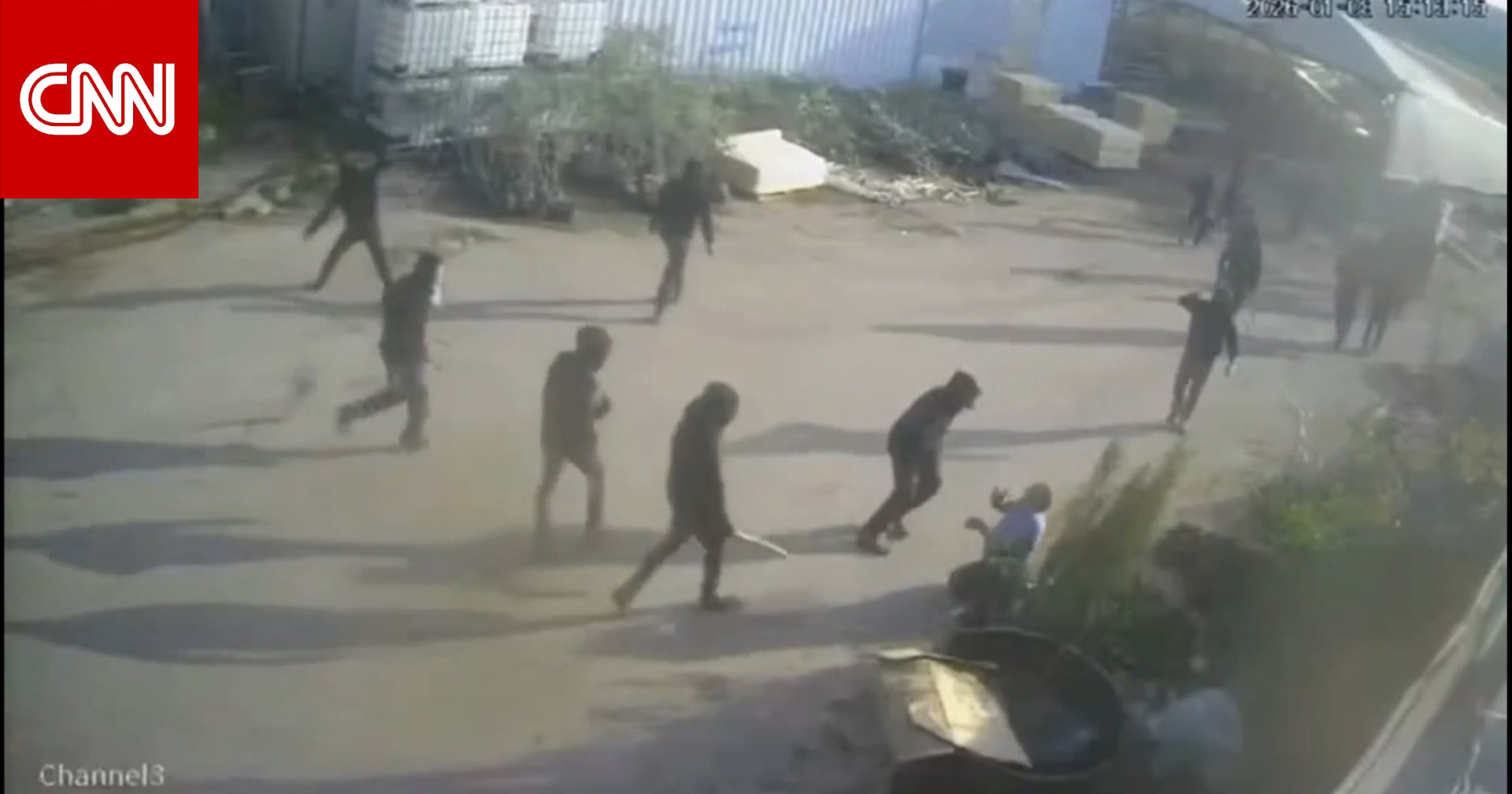 شاهد.. فلسطيني أصم يتعرض للضرب على أيدي مستوطنين إسرائيليين