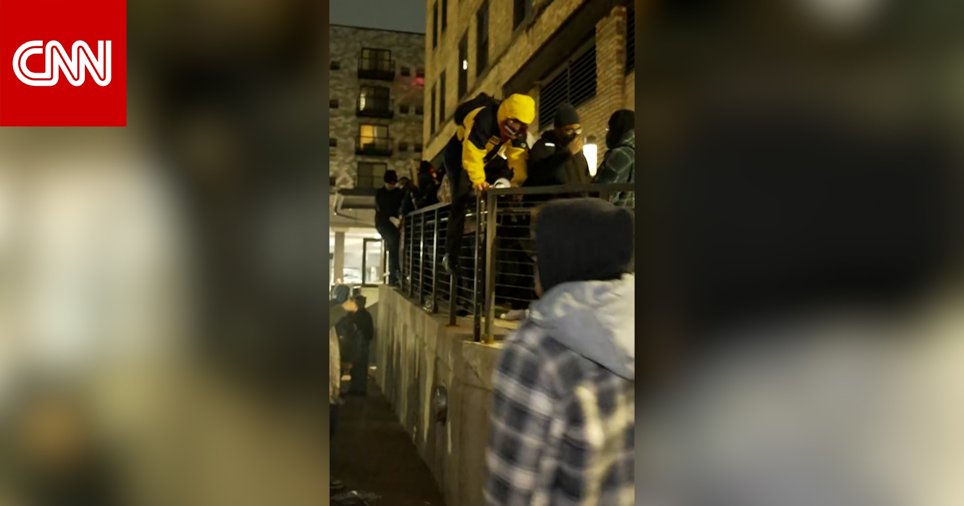 شاهد ما فعله متظاهرون أمام فنادق في مينيابوليس اعتقدوا أن عملاء الهجرة يقيمون فيه