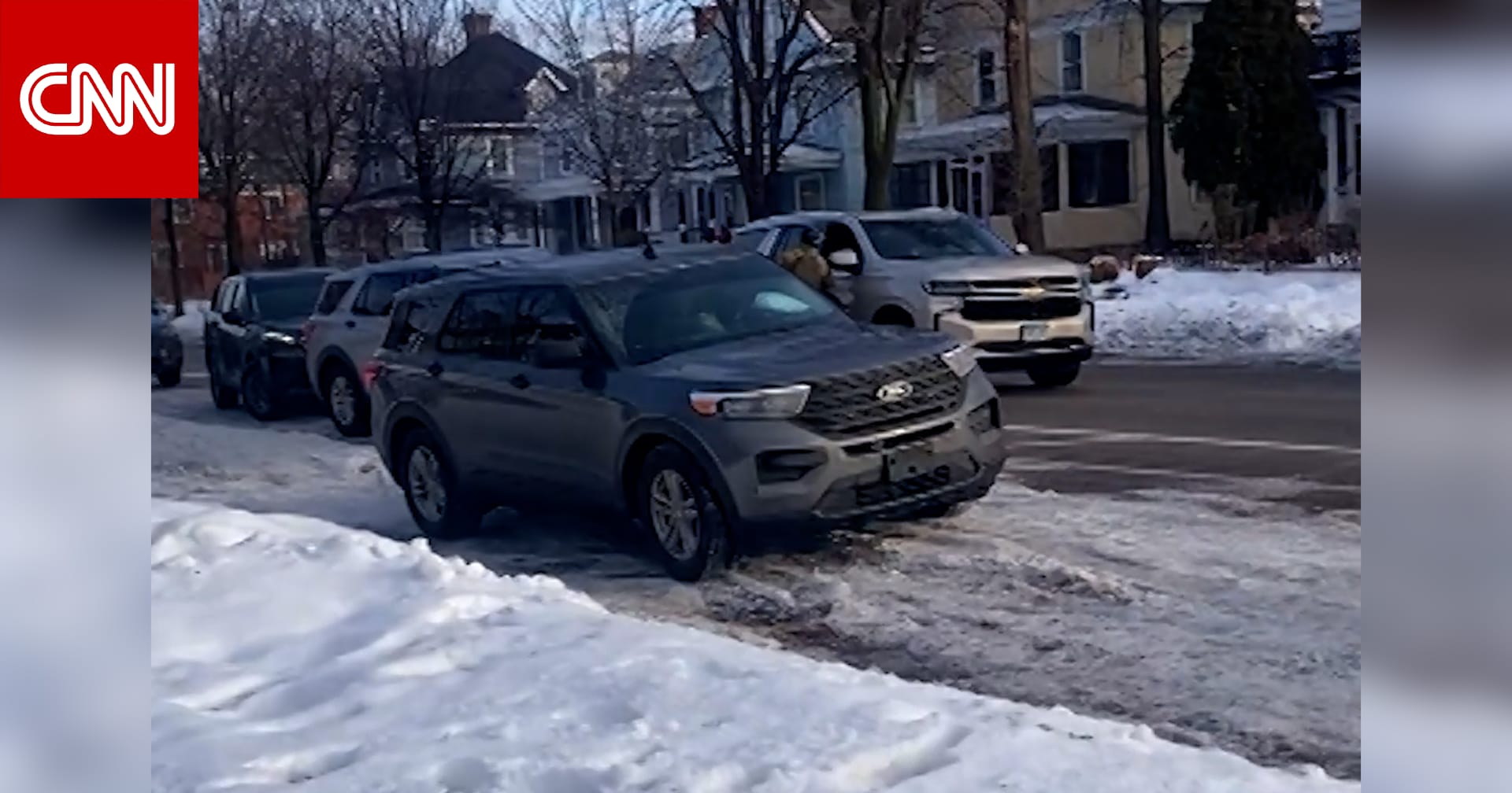 فيديو حصلت عليه CNN يُظهر ما سبق المواجهة المميتة بين ضابط الهجرة وامرأة في مينيابوليس