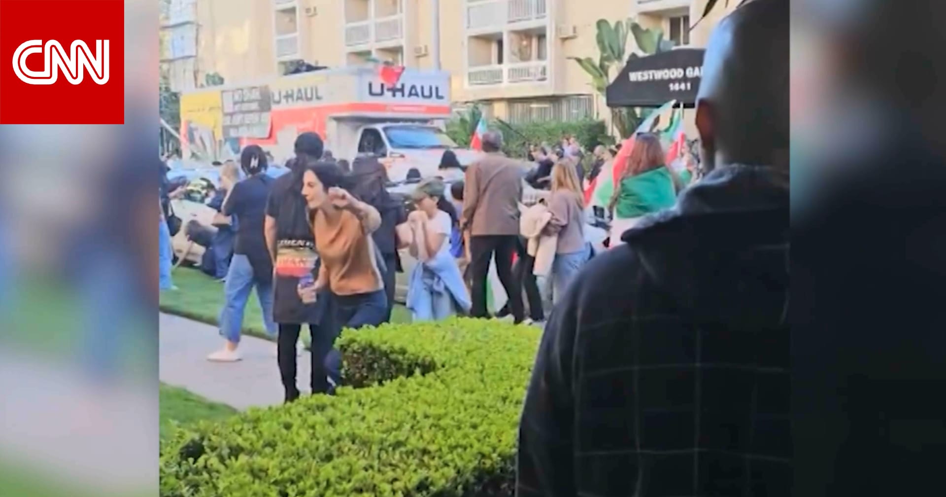 شاحنة تقتحم حشدًا من المتظاهرين المناهضين للنظام الإيراني في لوس أنجلوس بأمريكا