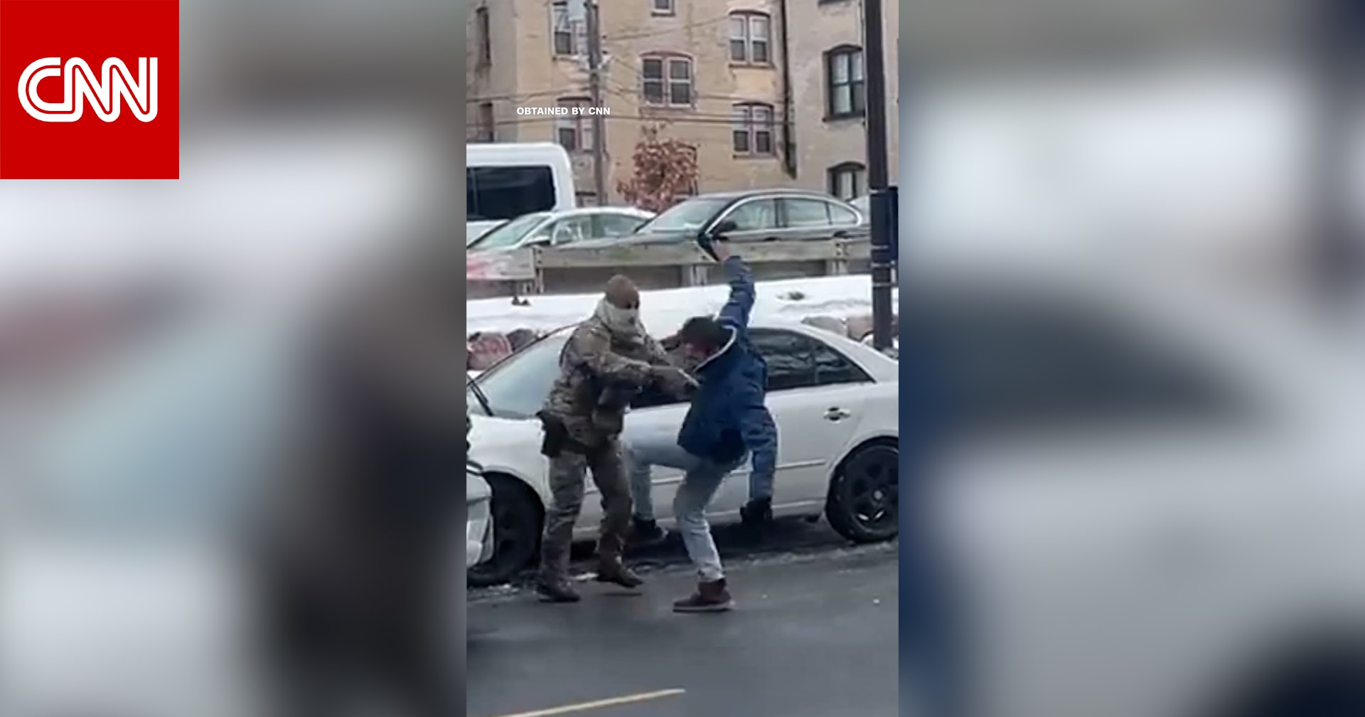 ضابط بإدارة الهجرة يطيح برجل أرضًا أمام الكاميرا في أمريكا.. فيديو حصلت عليه CNN يظهر اللحظة