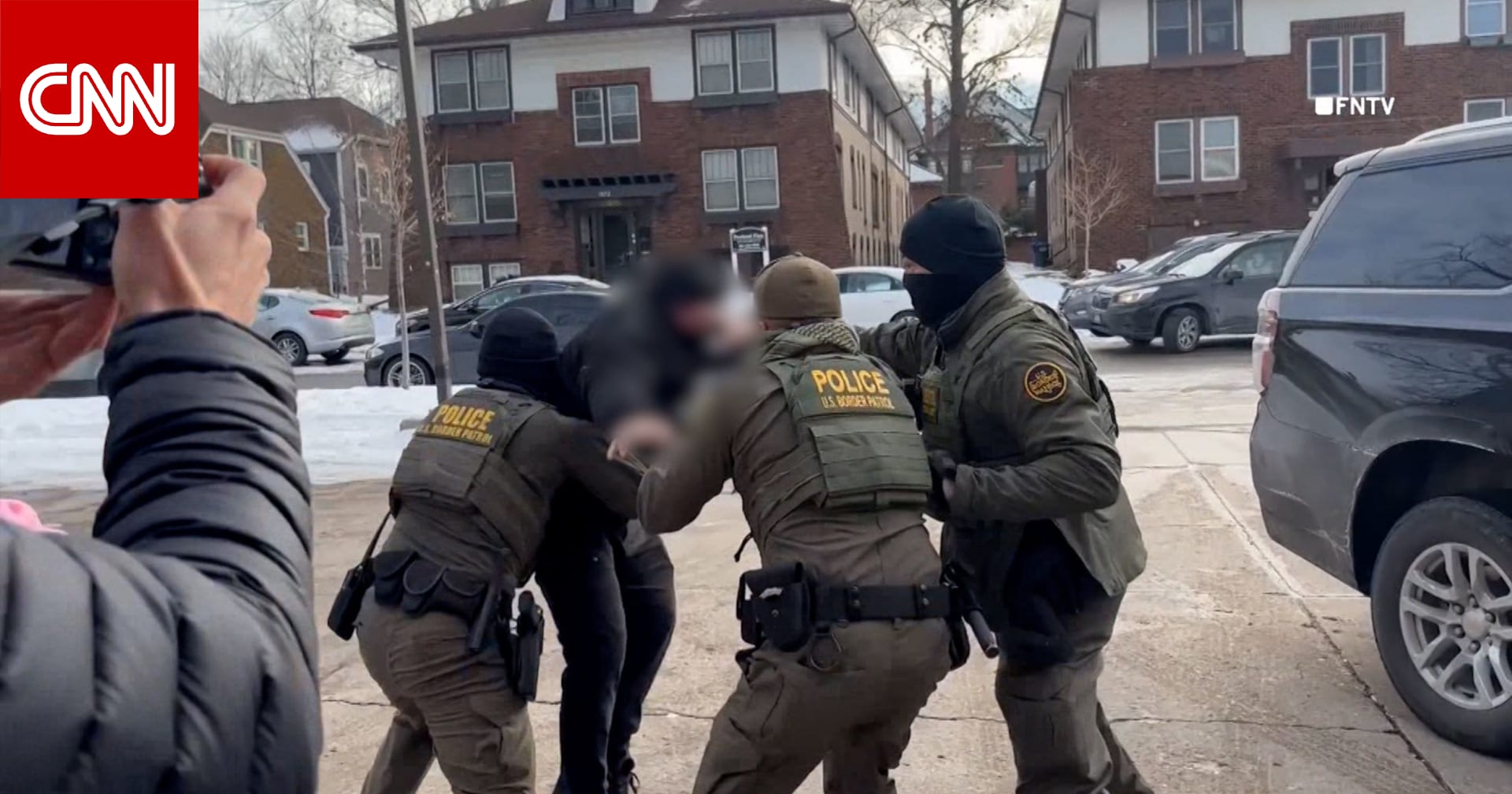 عناصر دوريات الحدود يعتدون على متظاهر مناهض لإدارة الهجرة والجمارك الأمريكية