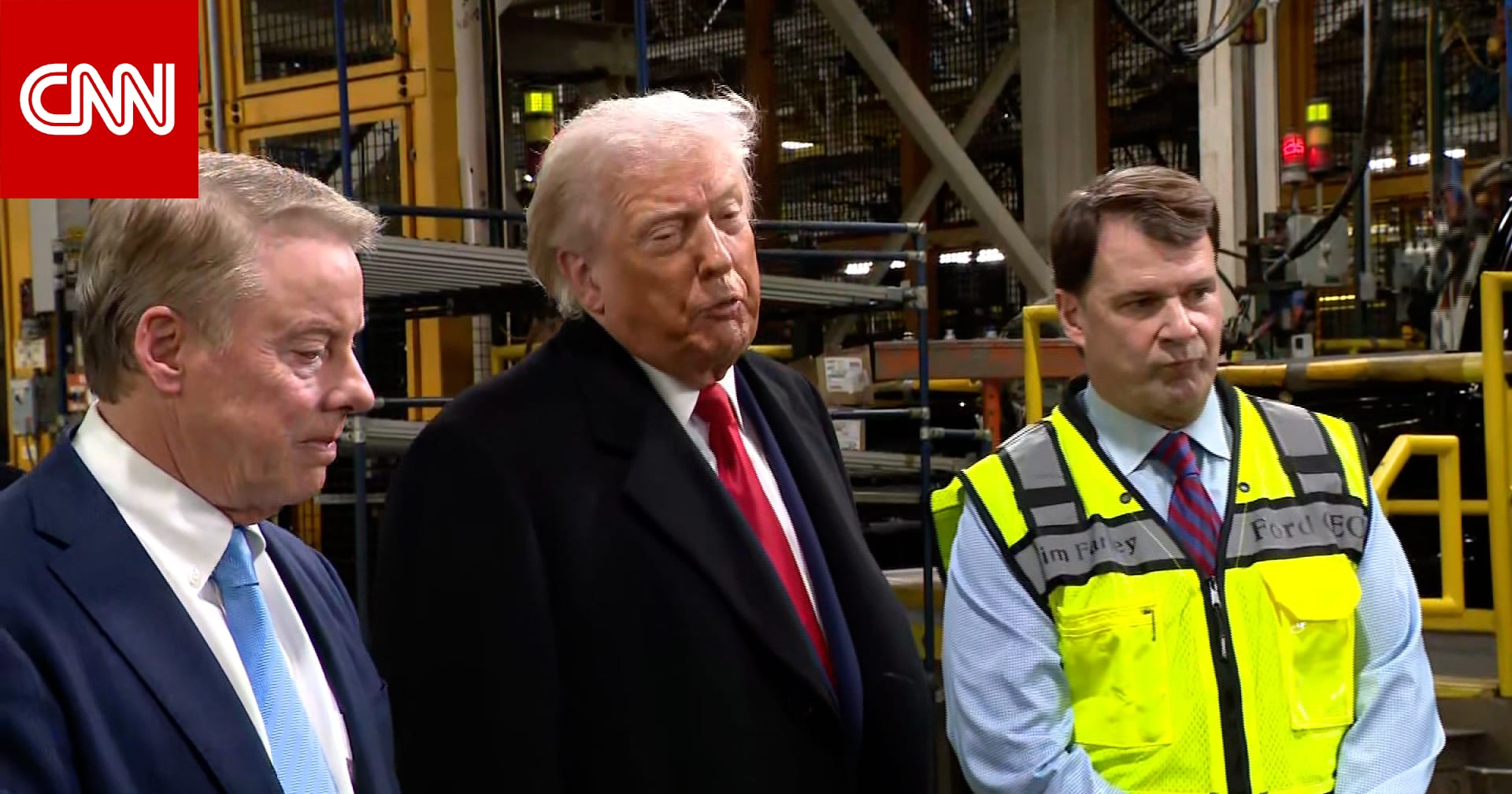 ترامب يقوم بـ"إشارة بذيئة" لشخص خلال جولة بمصنع فورد.. كيف علق البيت الأبيض؟