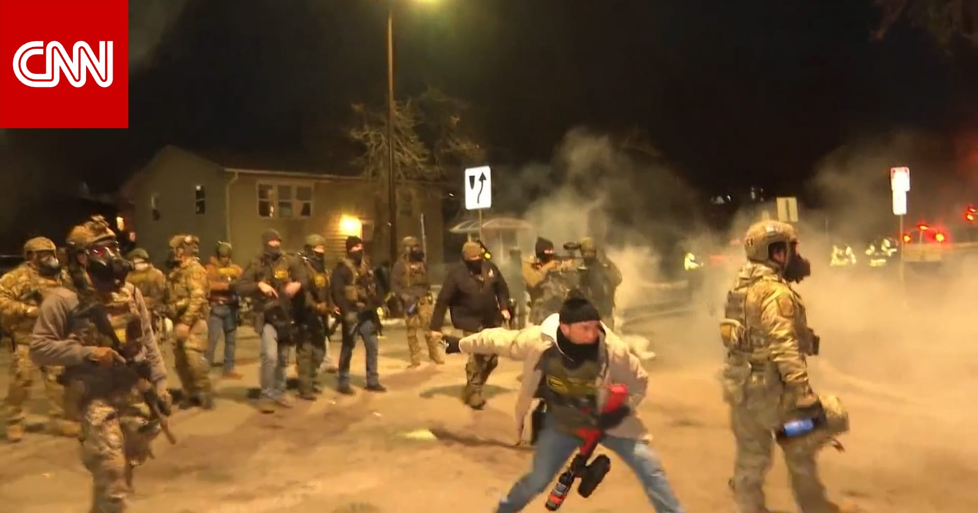طاقم CNN يتعرض لقنابل صوتية وغاز مسيل للدموع وسط احتجاجات ضد إدارة الهجرة والجمارك بمينيابوليس