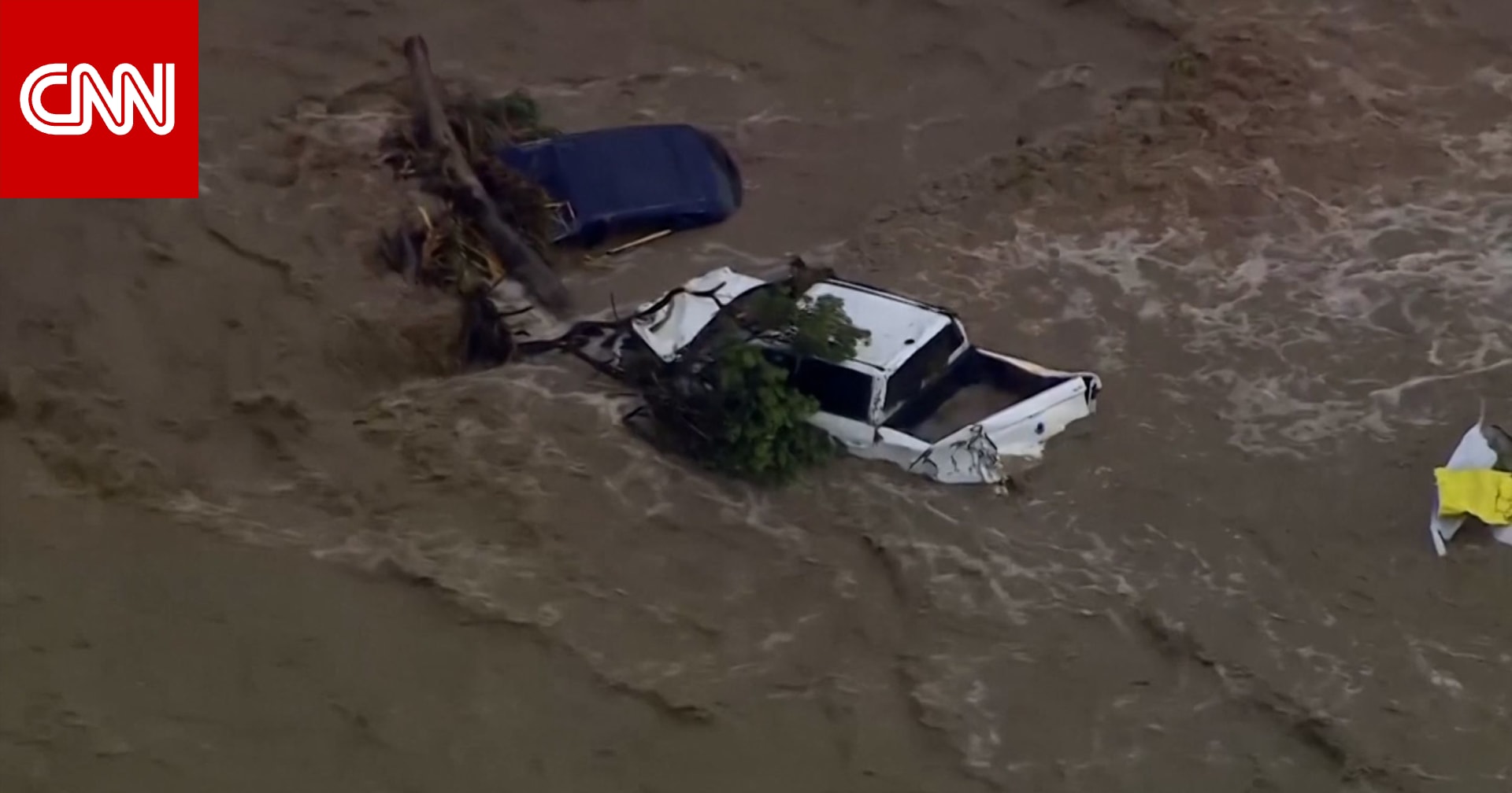 شاهد.. فيضانات في أستراليا تجرف سيارات ومنازل إلى مياه البحر