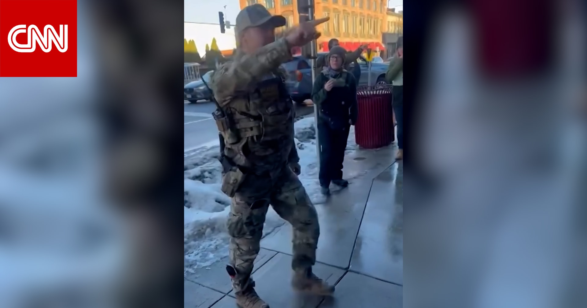 حشدٌ يمنع ضباطا فيدراليين من اقتحام مطعم بيتزا في مينيسوتا.. شاهد ما حدث