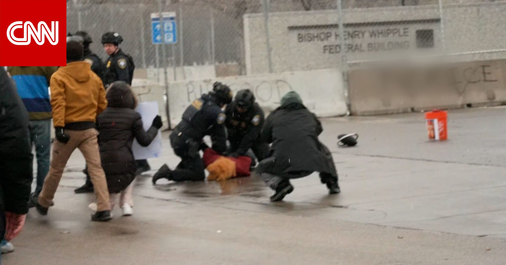 متظاهر يرتدي زيًا تنكريًا يرقص أمام مبنى حكومي أمريكي قبل إسقاطه أرضًا لاعتقاله