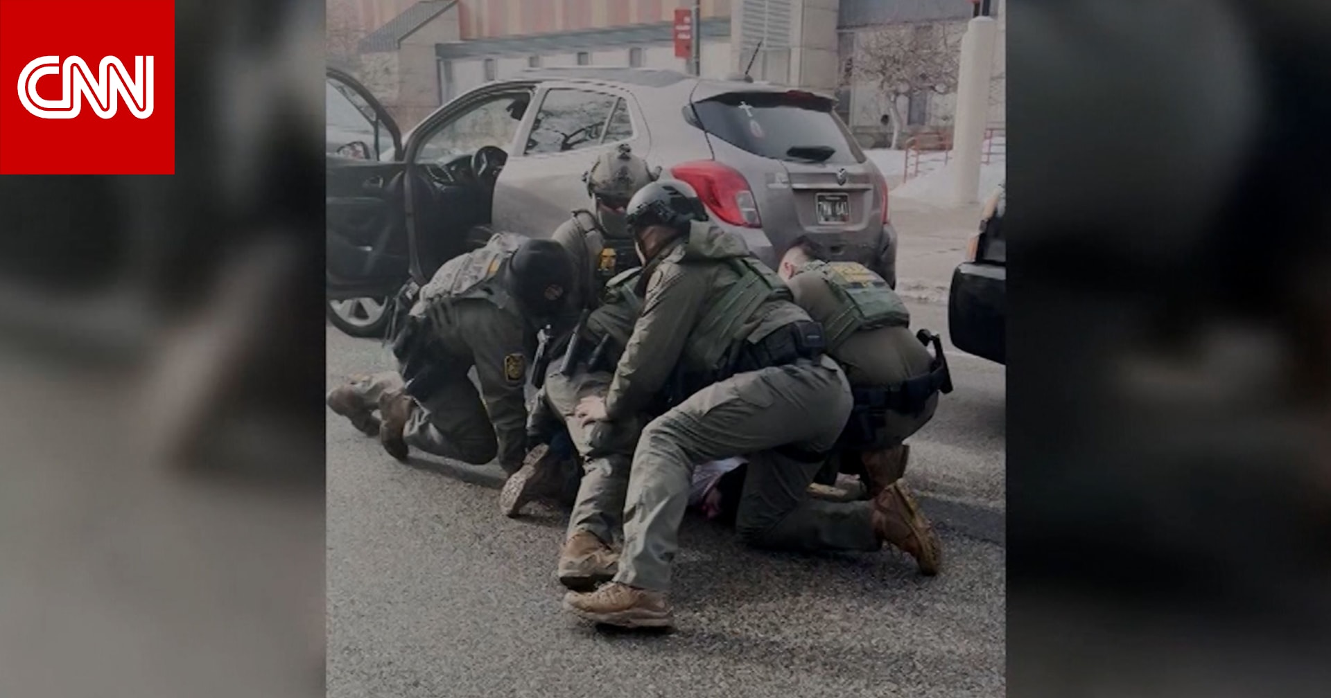 فيديو يُظهر عناصر أمن أمريكيين يجثون فوق معتقل وأحدهم يركله في وجهه بركبته