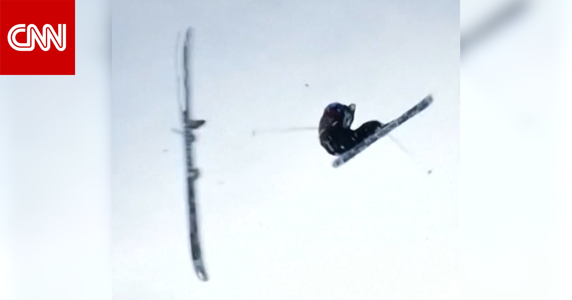 متزلج يفقد زلاجته أثناء أدائه حركة دوران بزاوية 1080 درجة في الهواء.. شاهد ما حدث