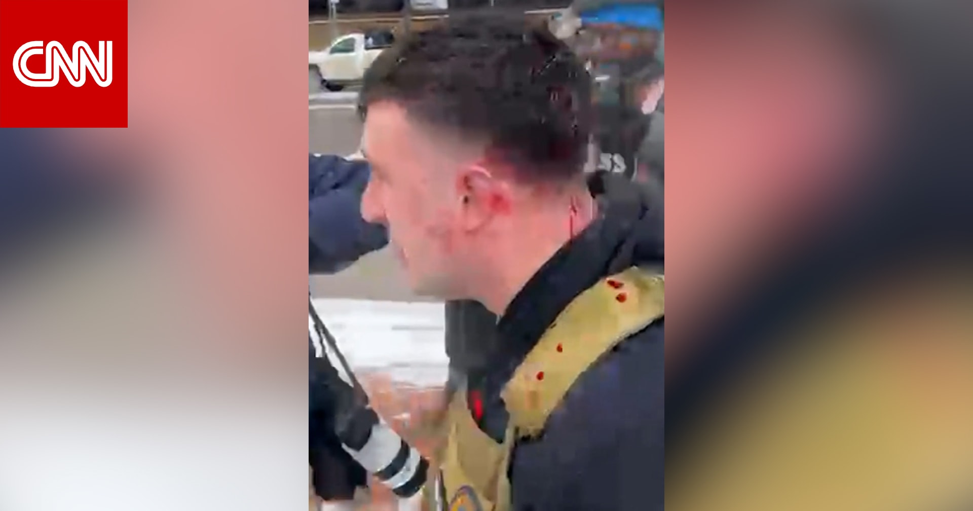 ناشط يميني مناهض للإسلام يُطرد مصابًا بجروح بعد نيته حرق نسخة من المصحف في مينيابوليس