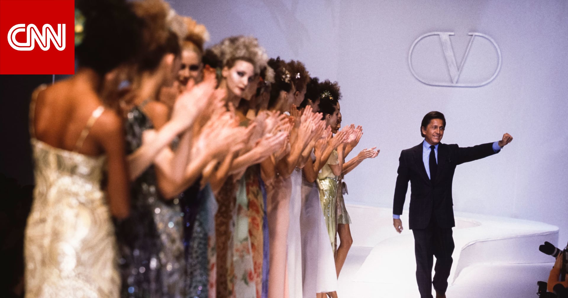 فالنتينو غارافاني.. أسطورة الموضة العالميّة في صور خالدة 