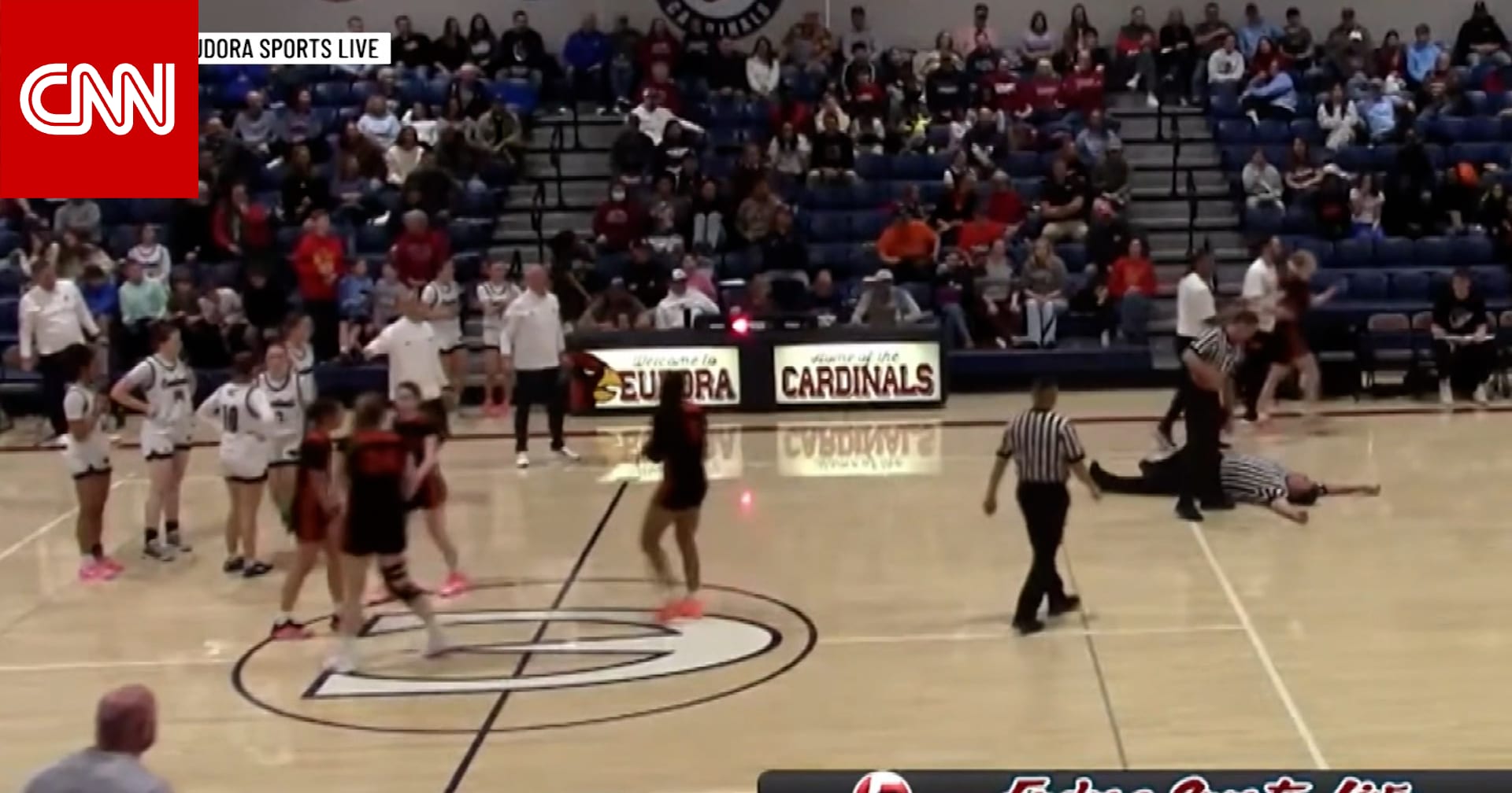 هل "كان يمثل؟".. جدل بعد سقوط حكم مباراة كرة سلة أرضًا بعد احتكاك طفيف مع لاعبة