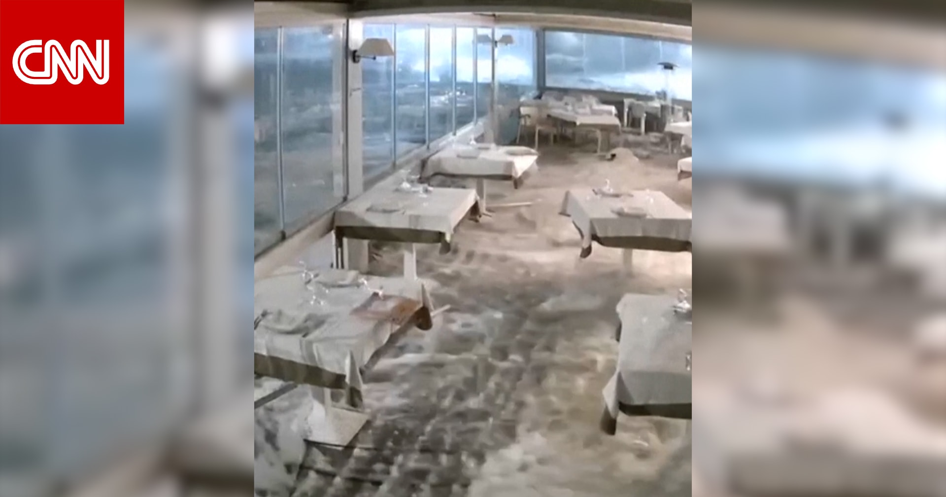 مياه فيضانات تغمر مطعمًا في صقلية.. شاهد ما رصدته الكاميرا