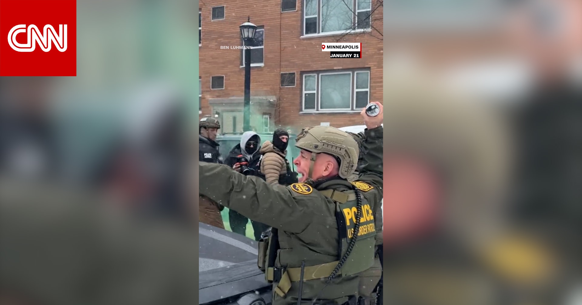 فيديو يُظهر رئيس إدارة الهجرة يُلقي قنبلة غاز على حشد من المتظاهرين