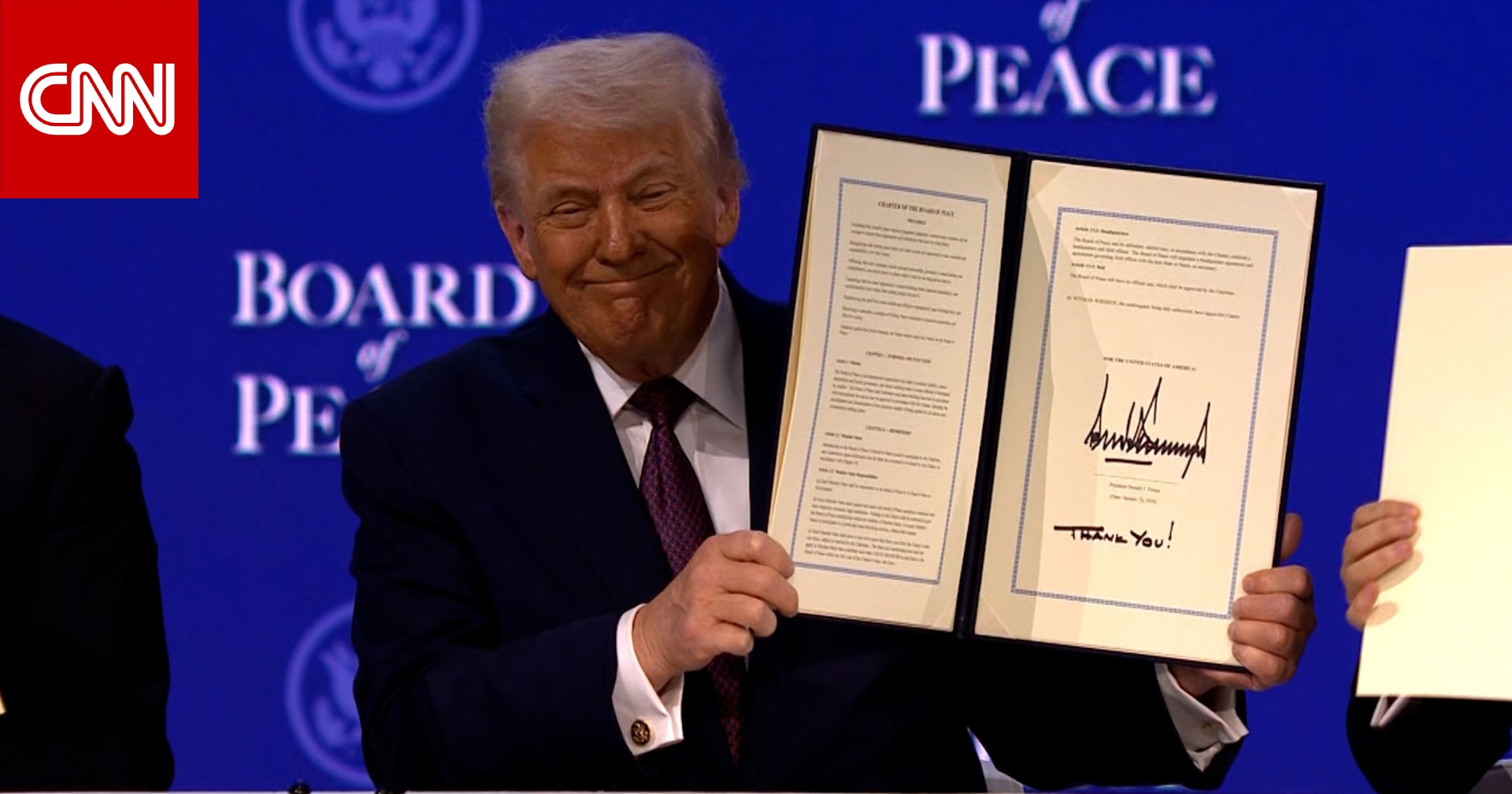 لحظة توقيع ترامب ميثاق "مجلس السلام" في دافوس