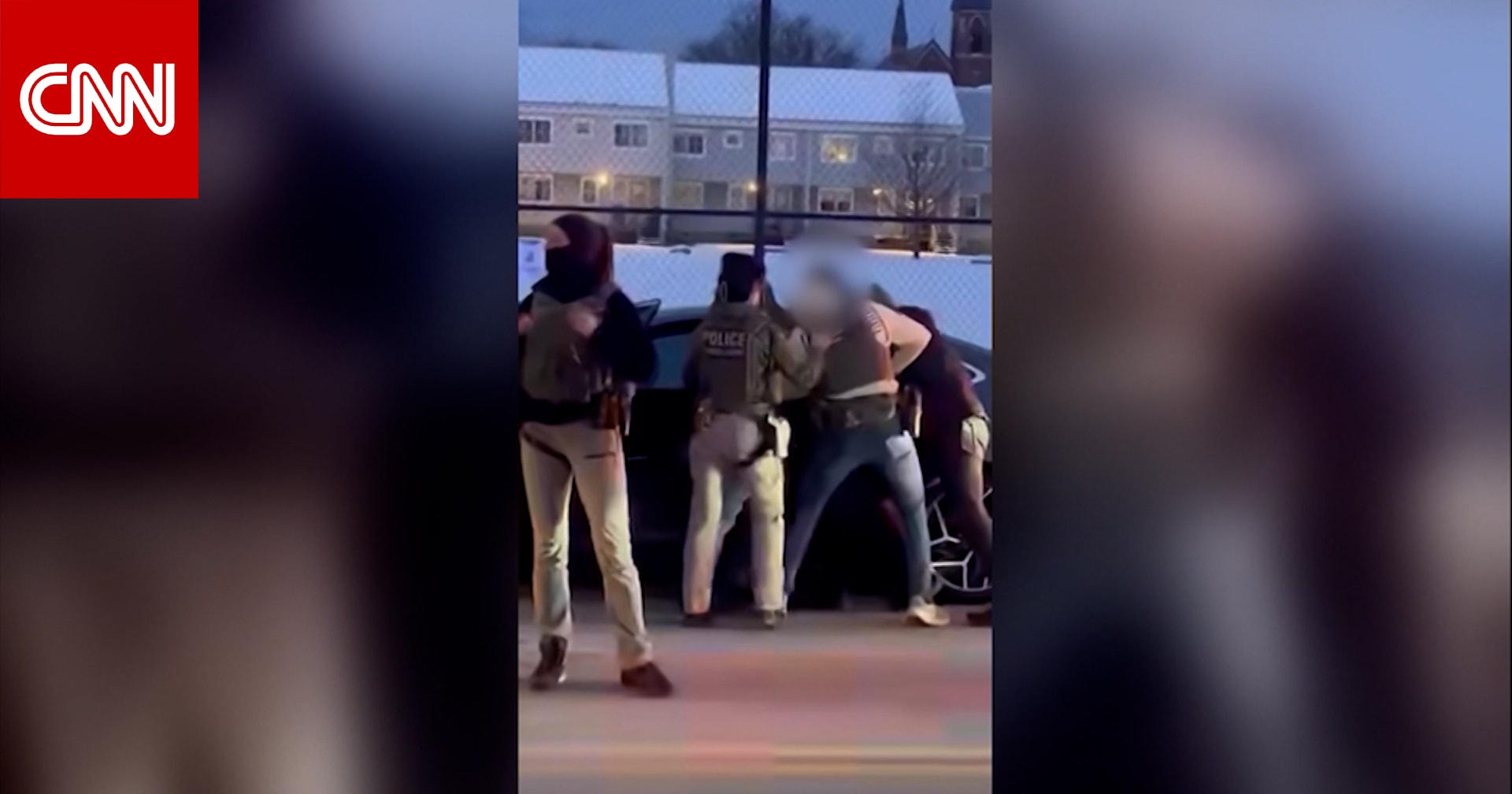 فيديو يظهر عملاء فيدراليين يحتجزون ضابطًا متدربًا في إدارة السجون بأمريكا… والشرطة تعلق