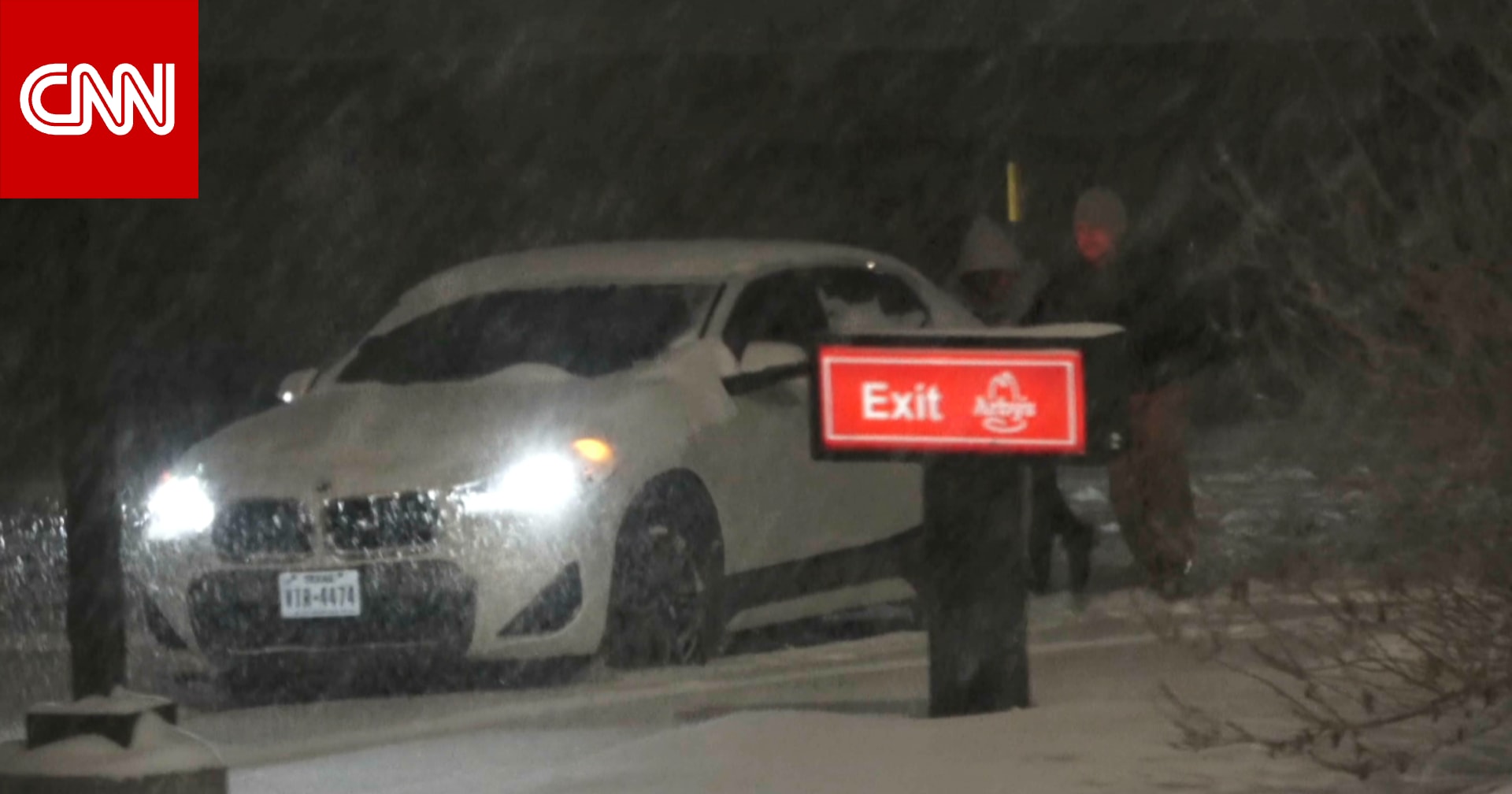 شاهد.. سكان تكساس يقدمون المساعدة في دفع السيارات العالقة بالثلوج