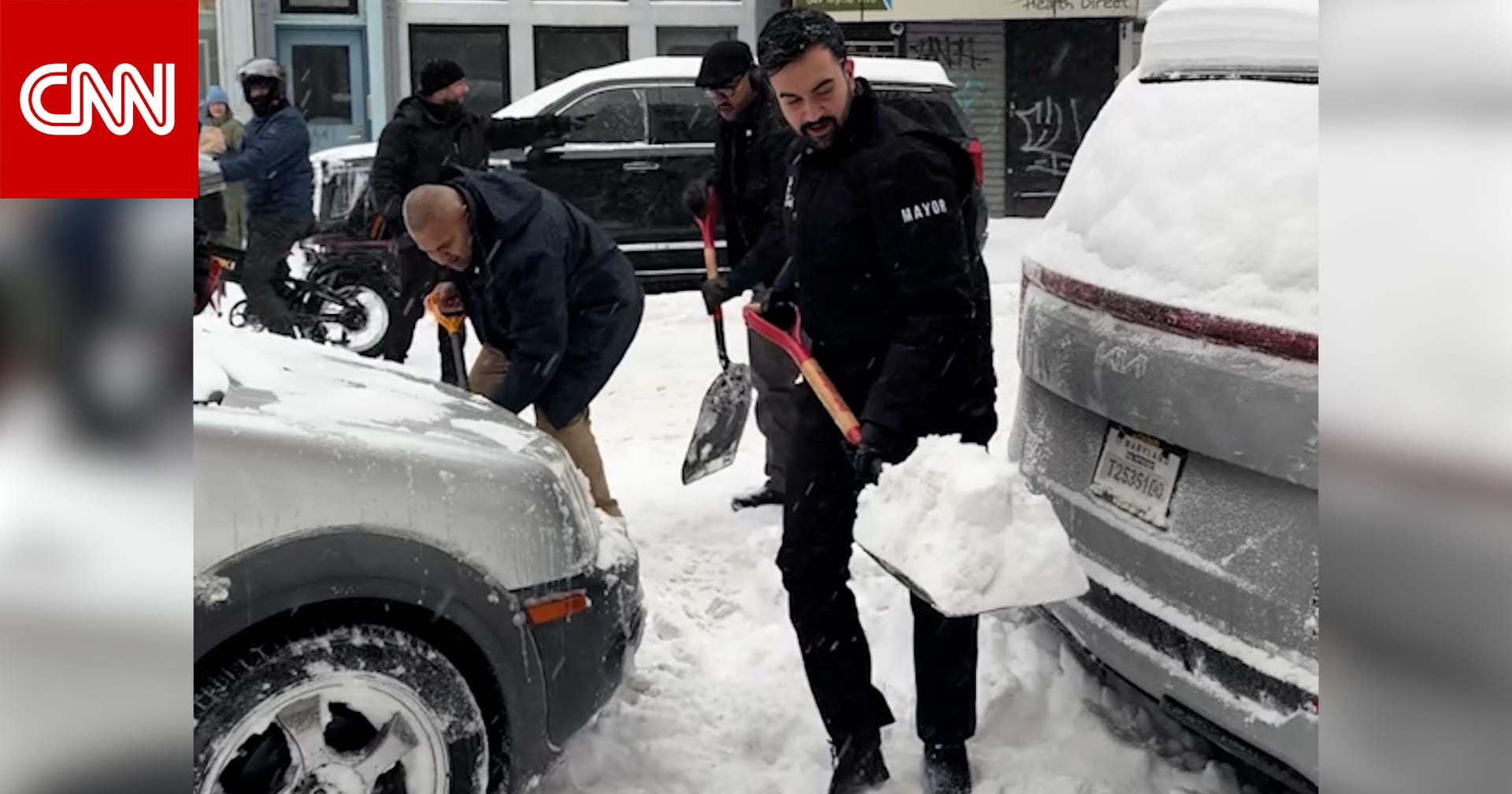زهران ممداني يزيل الثلج من أمام سيارة عالقة.. ونيويورك تستمتع باللعب بالثلوج