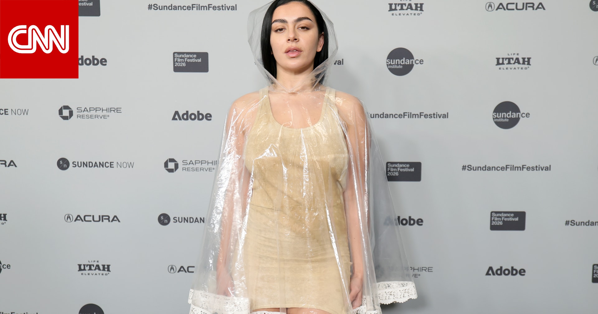 معطف بلاستيكي وحذاء مفتوح الأصابع.. إطلالات غريبة للمشاهير على السجّادة الحمراء في مهرجان صندانس السينمائي 