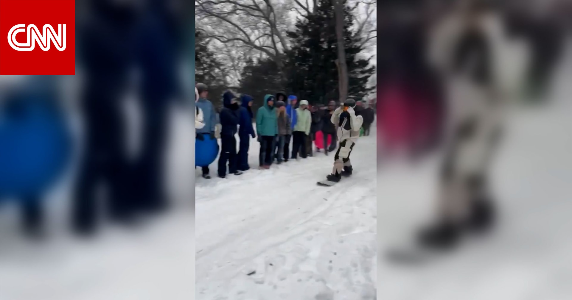 قفزة جريئة.. متزلج أولمبي يحلّق فوق الناس بمدينة نيويورك المغطاة بالثلوج