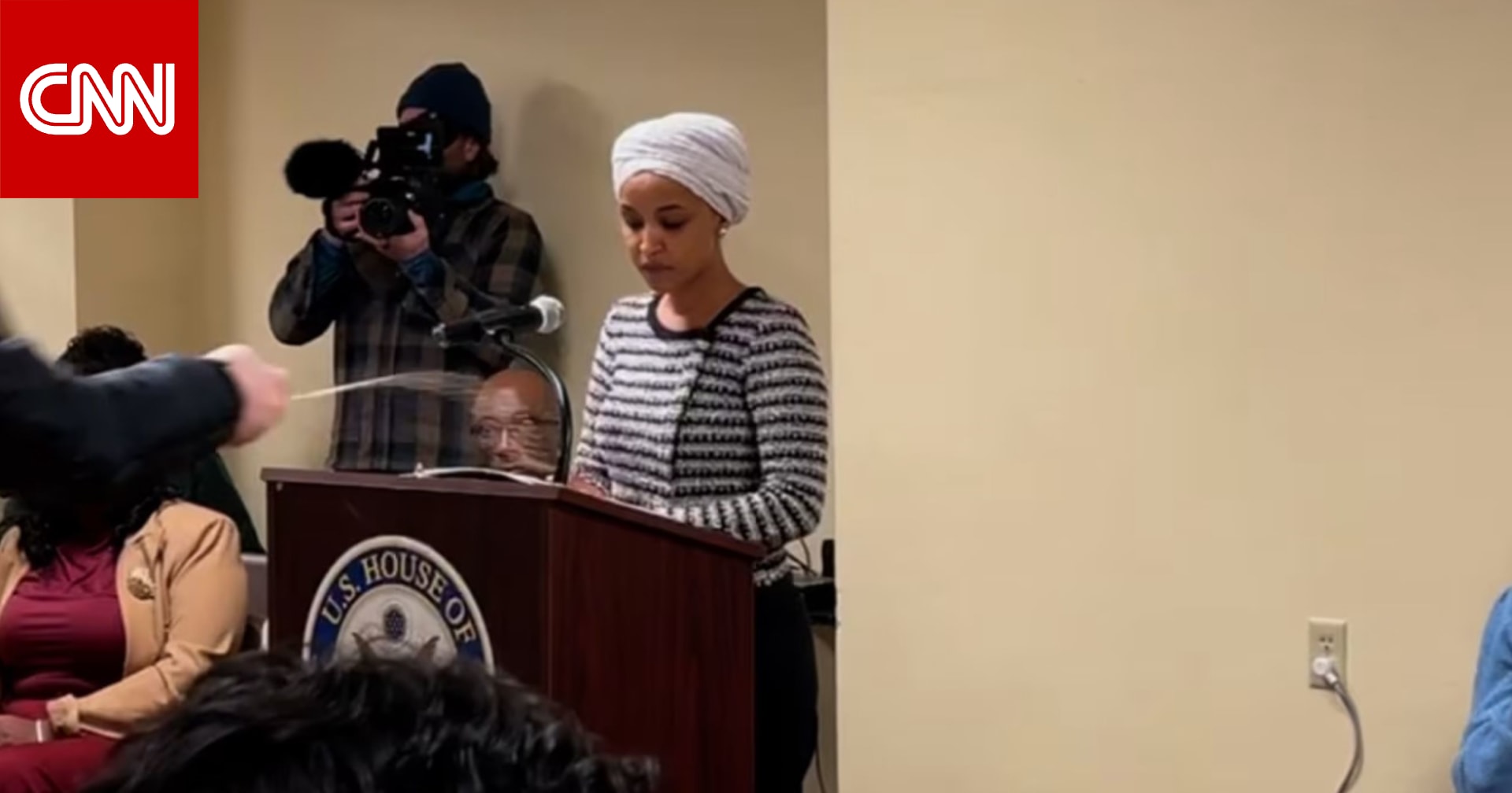 أمريكا.. رجل يُلقي "مادة مجهولة" باتجاه النائبة إلهان عمر خلال اجتماع جماهيري