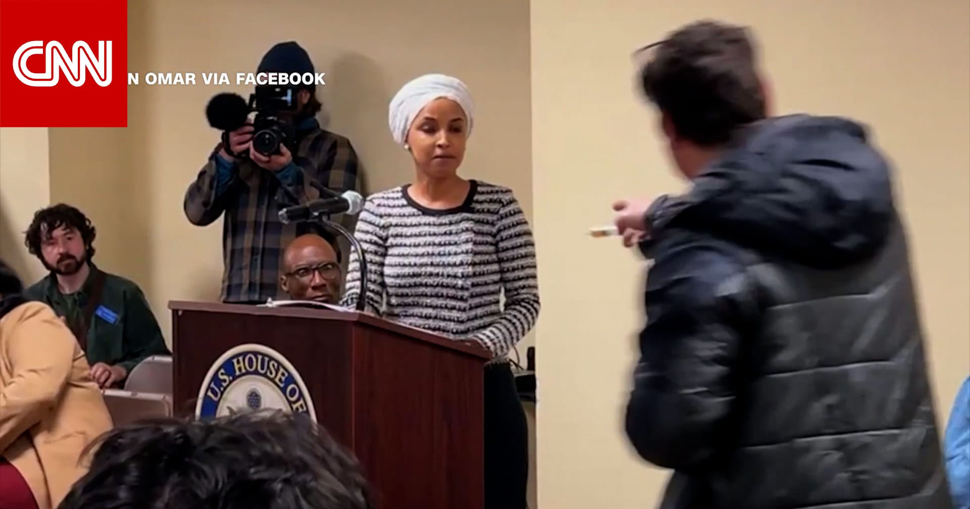 أشعل غضبها.. شاهد رجلًا يرش المشرعة إلهان عمر بمادة مجهولة في خطابها بأمريكا