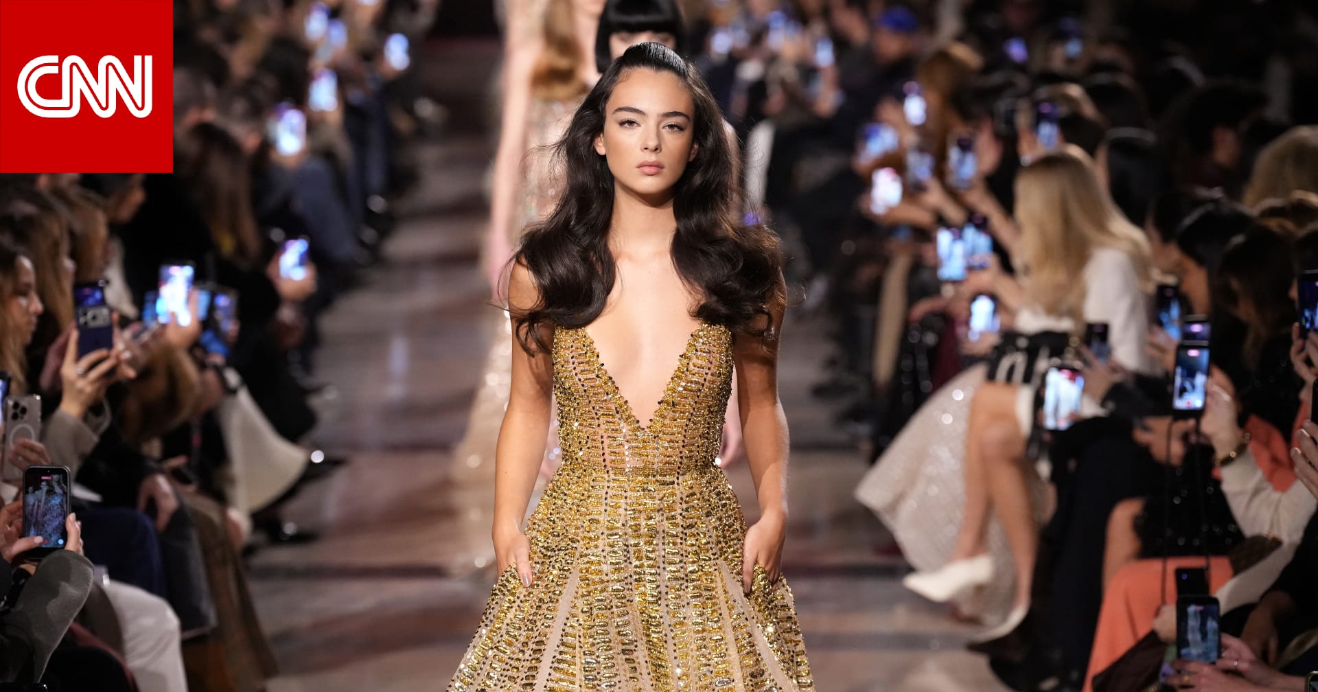 ابنة مونيكا بيلوتشي تسرق الأضواء على منصة إيلي صعب في أسبوع باريس 