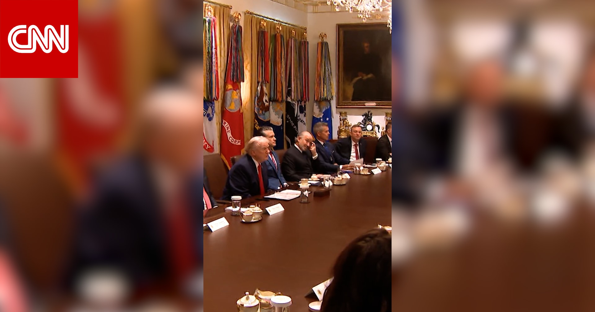 مراسلة CNN ترصد تصرفًا نادرًا لترامب خلال اجتماع مجلس الوزراء