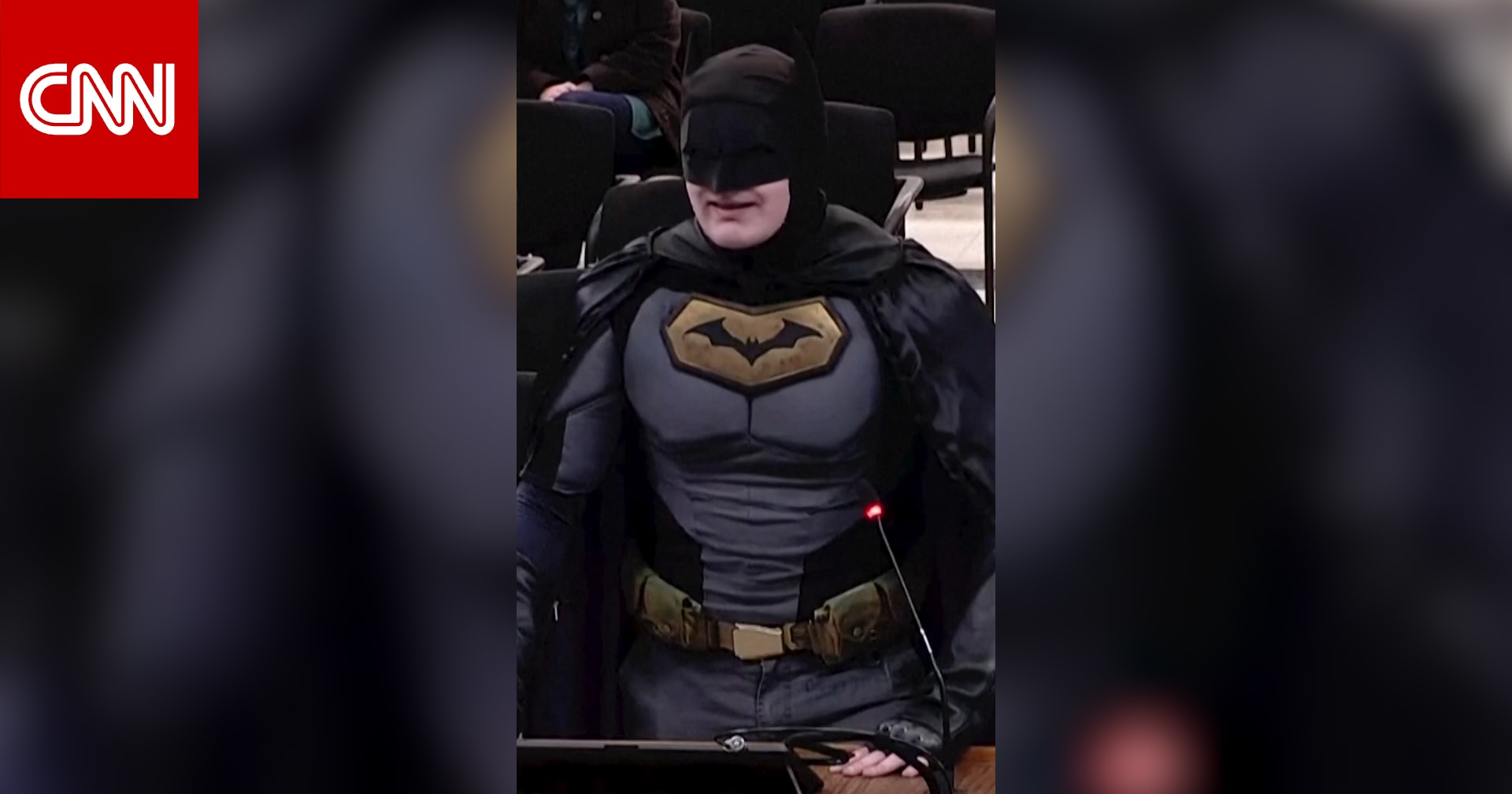 "باتمان" يظهر في مجلس مدينة بكاليفورنيا.. ويطالب بعدم دعم عملاء الهجرة