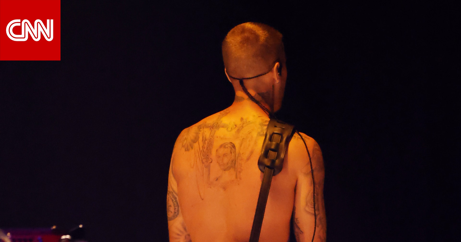 جاستن بيبر يكشف عن وشم لصورة زوجته هايلي في حفل غرامي 