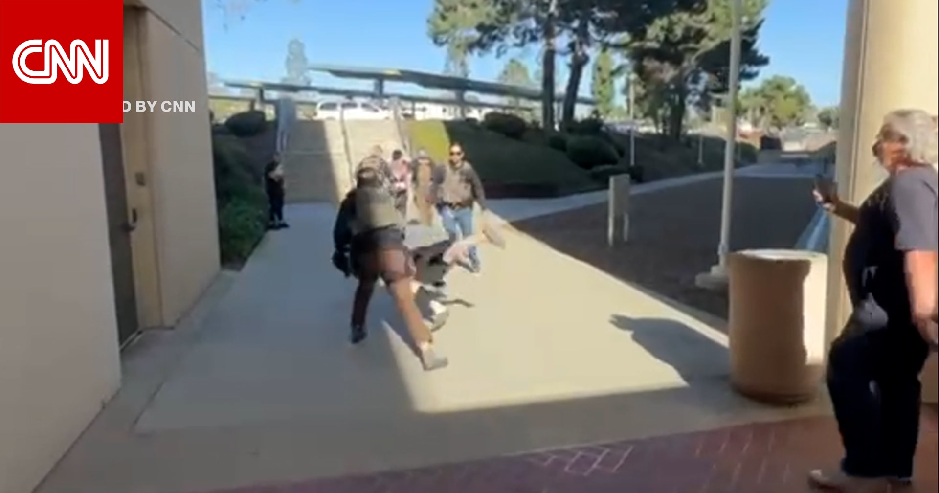 وكأنه في نزال معها.. فيديو يظهر ضابطا في ICE يطرح سيدة أرضا بقسوة