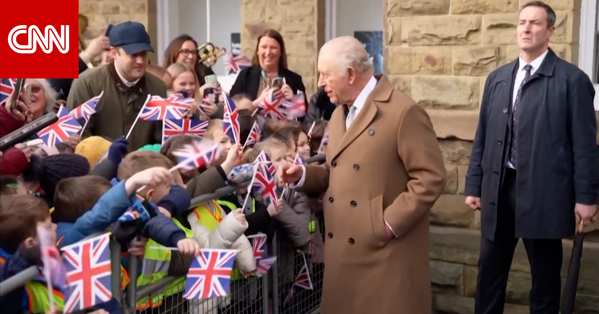 رجل يطرح سؤالا على الملك تشارلز بشأن أندرو وإبستين.. فكيف كان رد فعله؟