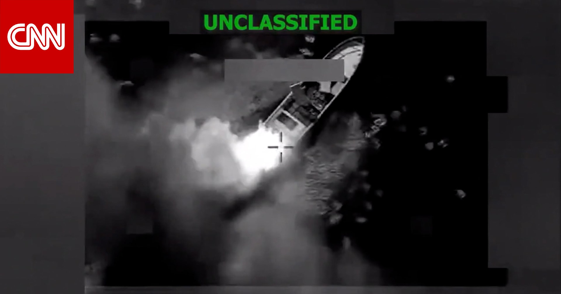 لحظة شنّ الجيش الأمريكي غارة على زورق يُشتبه في تهريبه المخدرات بالمحيط الهادئ