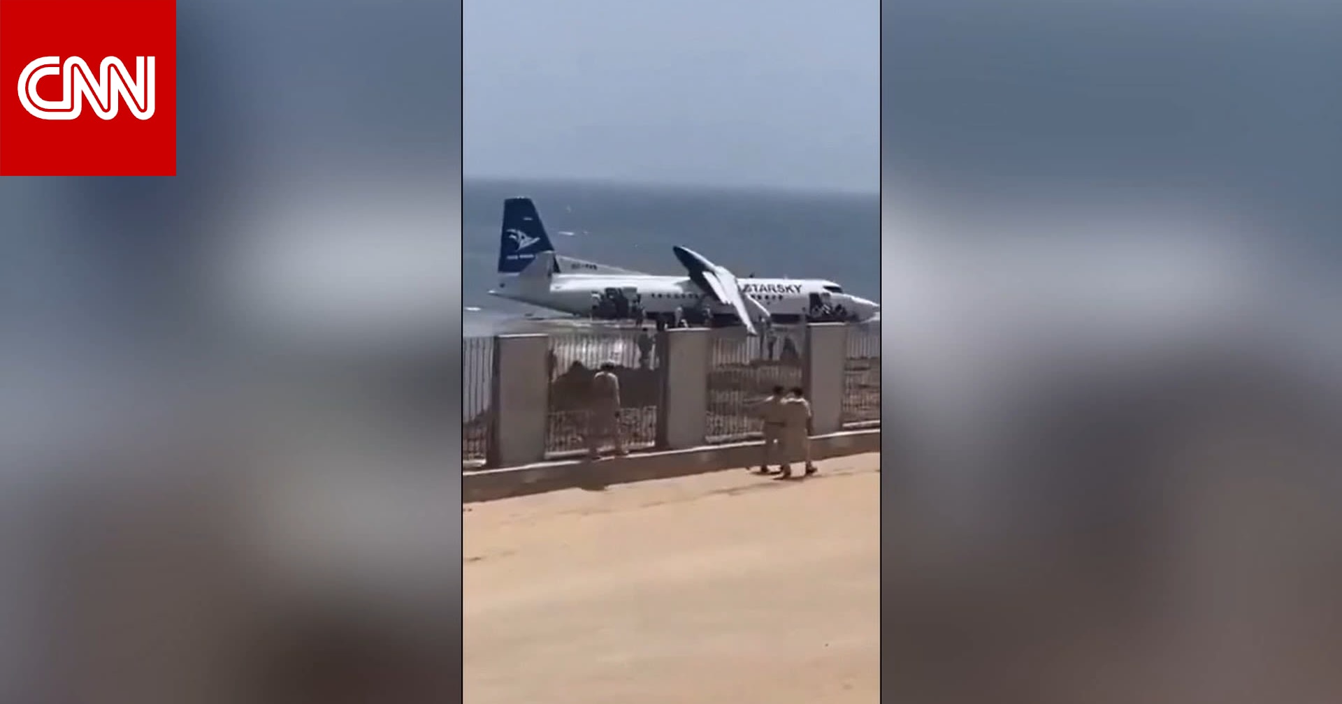 تحطم طائرة تقل 55 شخصًا في مطار مقديشو.. وجميع الركاب سالمون