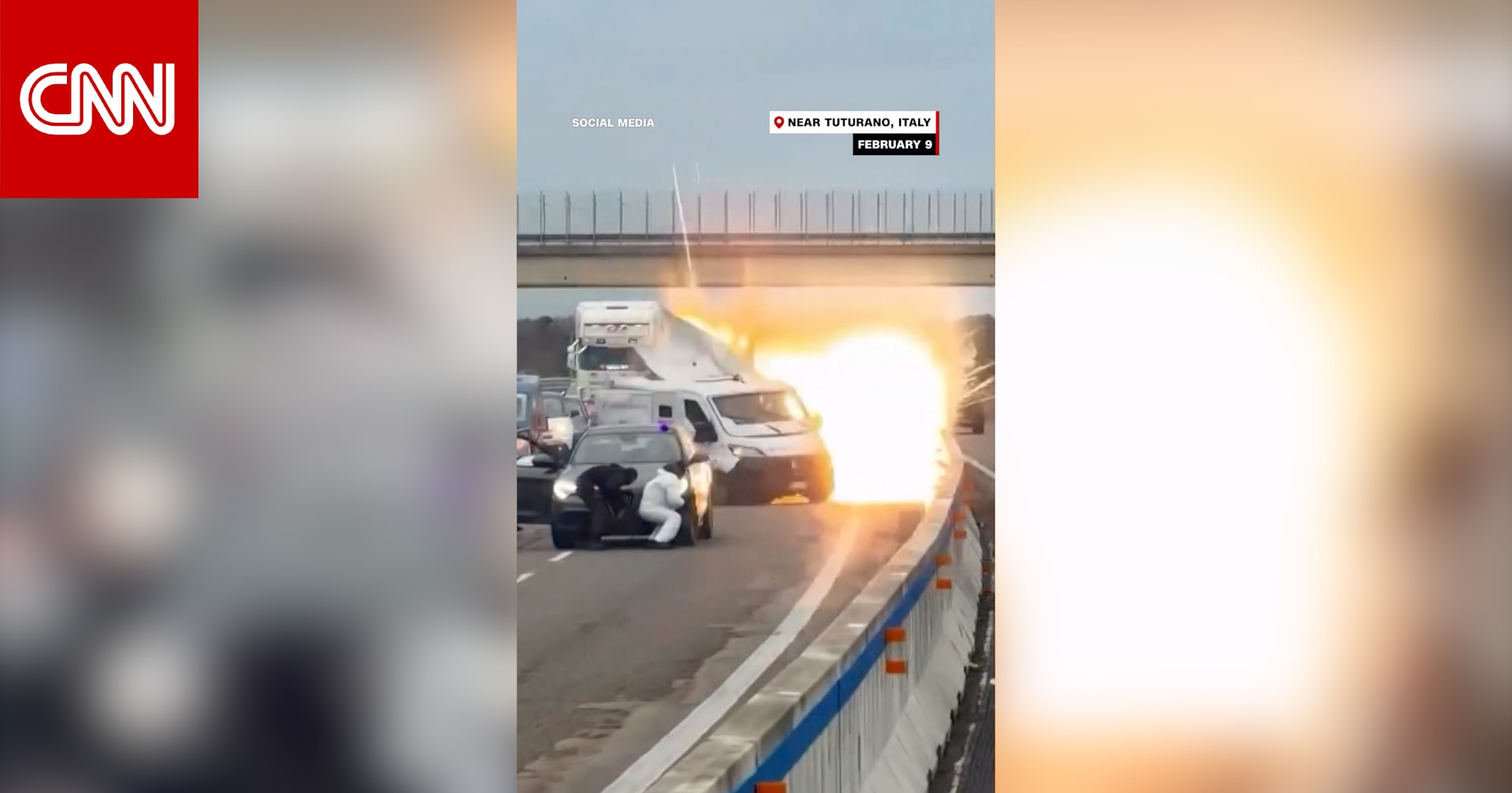 لحظات مرعبة.. كاميرا توثق هجوما مسلحا وتفجير شاحنة من قبل ملثمين بوضح النهار بإيطاليا