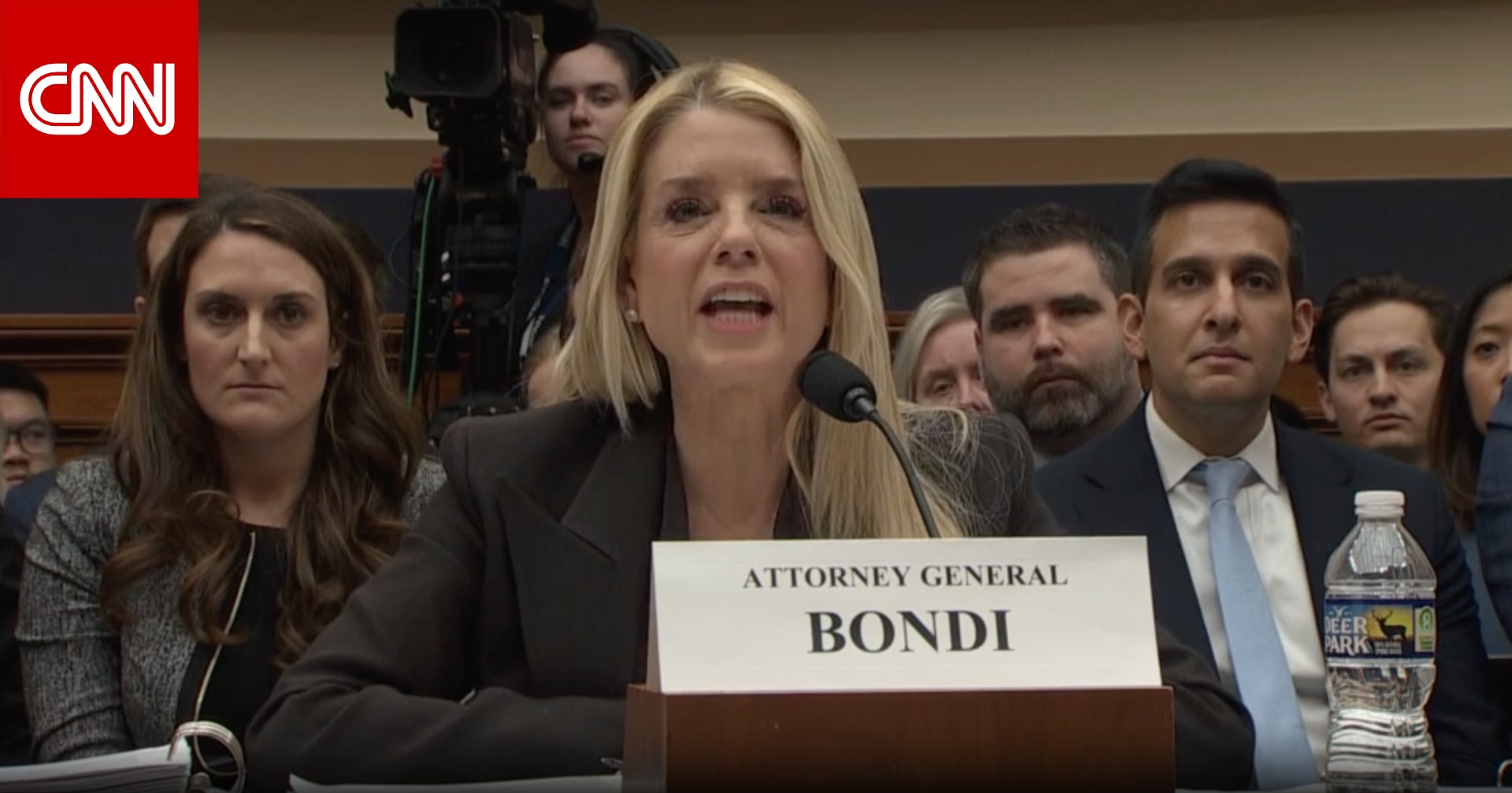 "عارٌ عليكِ!".. مشادة بين نائب بالكونغرس والمدعية العامة بام بوندي بسبب ملفات إبستين وترامب