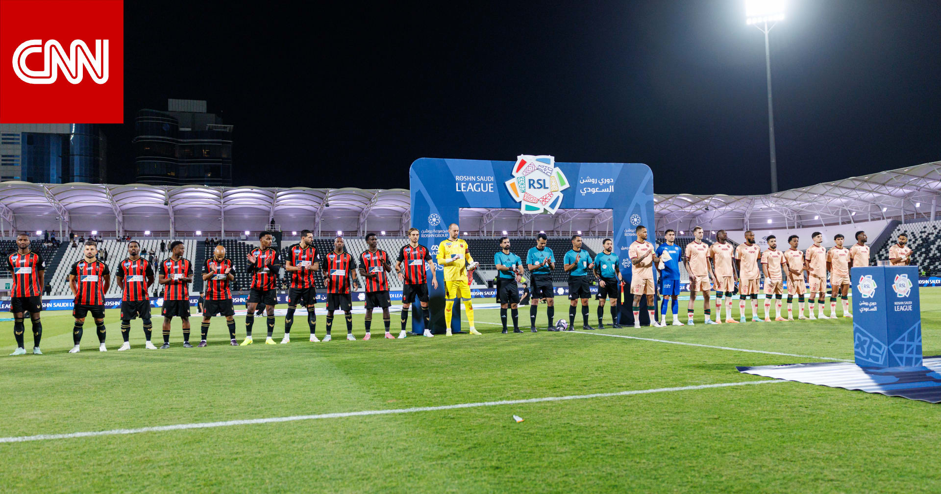 تصرف "صادم" من حارس مرمى مع حامل الكرات خلال مباراة في الدوري السعودي