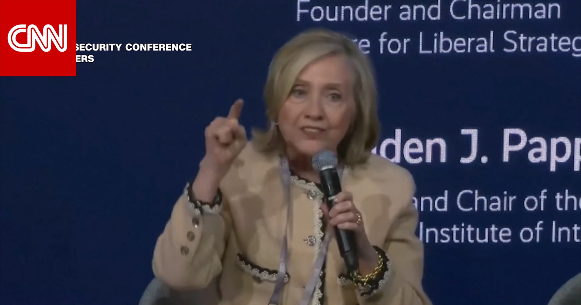 شاهد.. هيلاري كلينتون تقارن إدارة ترامب بعهد زوجها وأوباما فيما يتعلق بالهجرة وتوجه انتقادات لاذعة