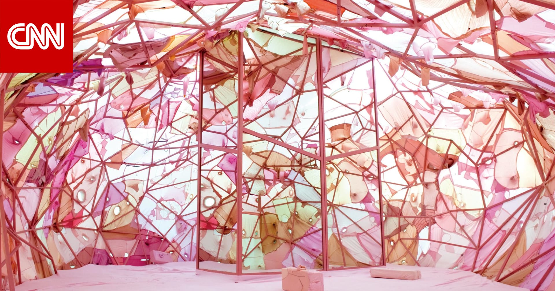 فنانة صينية تحوّل الملابس القديمة إلى فن حيّ في قلب لندن 