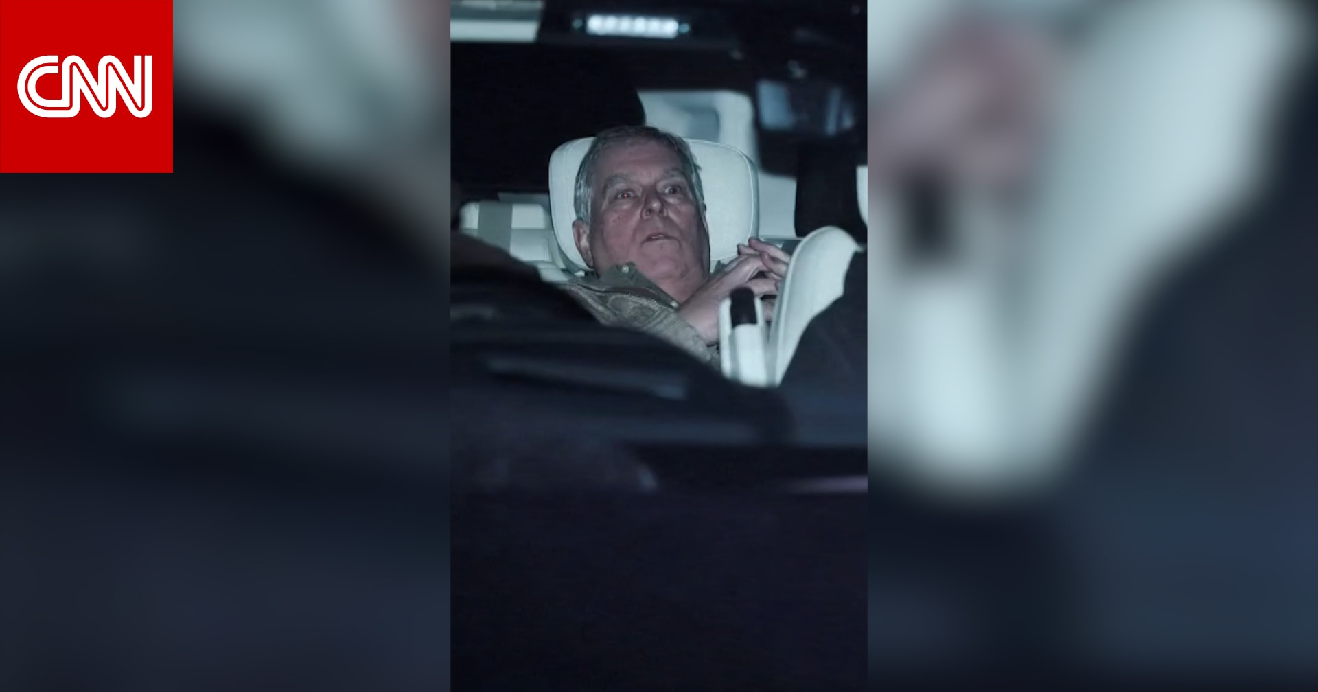 كيف التُقطت صورة الأمير السابق أندرو لحظة خروجه من مركز الشرطة؟