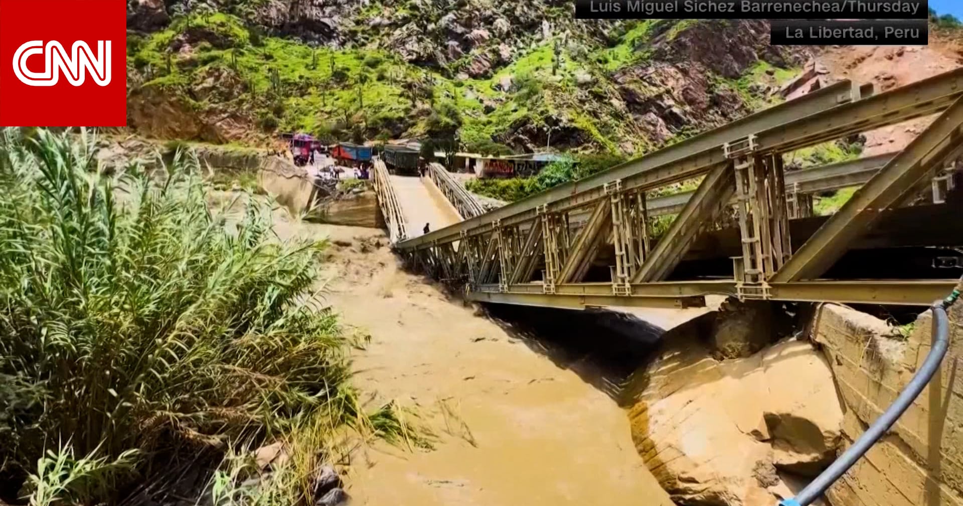 فيضانات مميتة تجتاح بيرو.. صاعقة برق تصيب شخصا وانهيار جسر إثر أمطار غزيرة