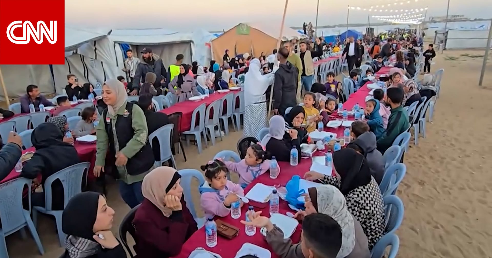 لحظات من الدفء وسط النزوح.. مئات الفلسطينيين يجتمعون على مائدة إفطار رمضانية وسط غزة