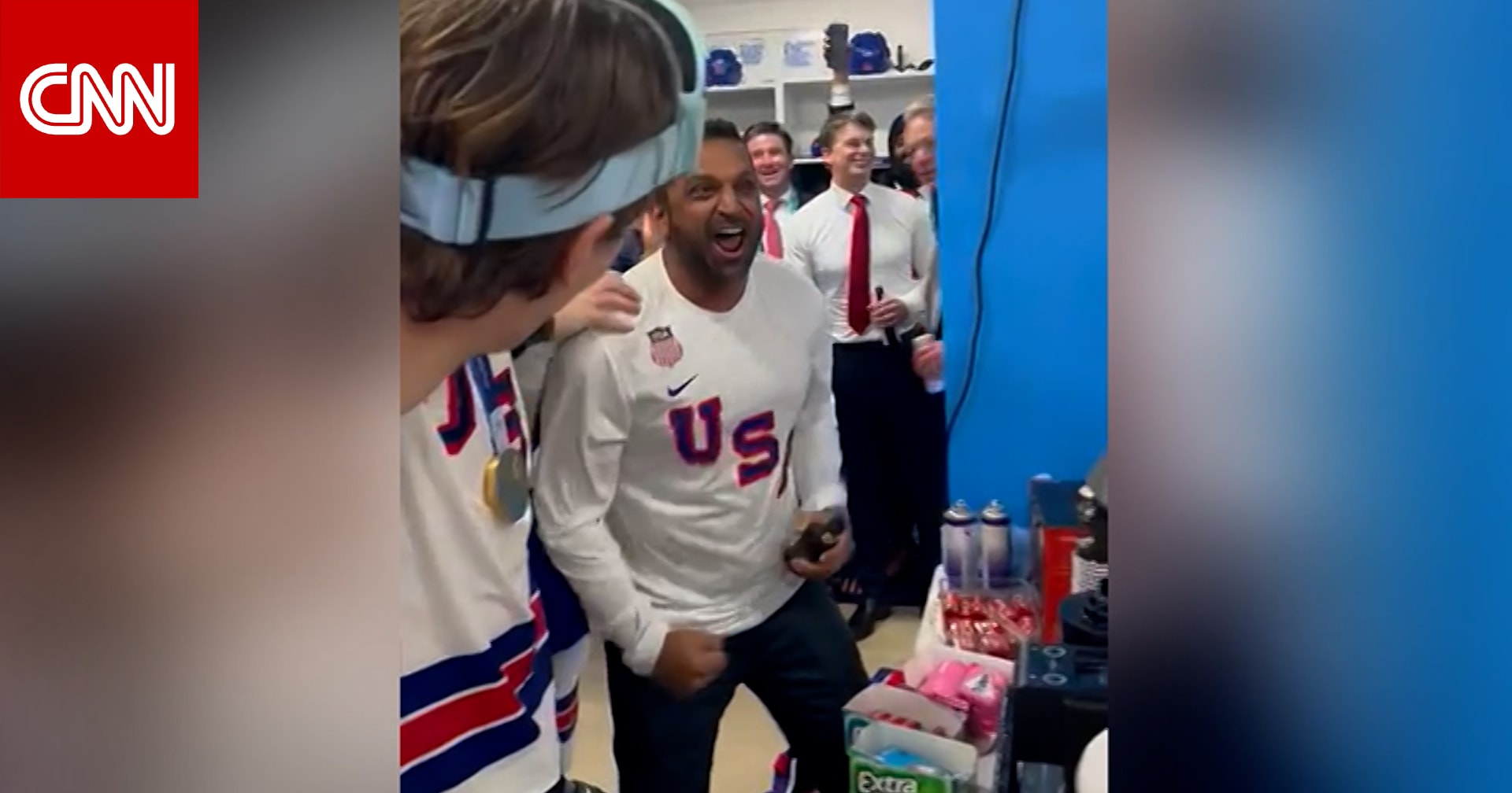 مدير FBI يحتفل مع فريق الهوكي الأمريكي بعد فوزه على كندا