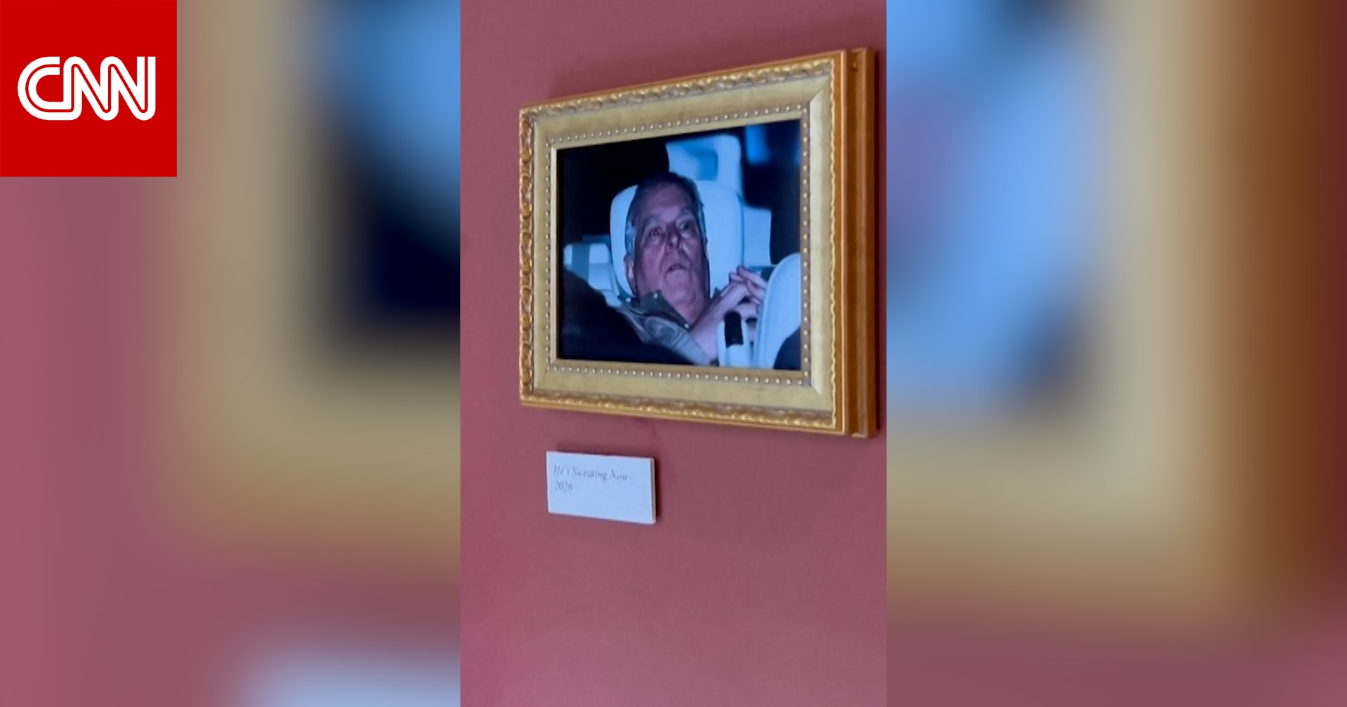 ناشطون يعلقون صورة الأمير السابق أندرو في متحف اللوفر