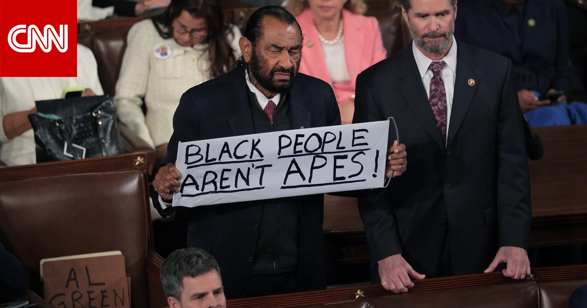 "السود ليسوا قرودًا".. إخراج نائب ديمقراطي رفع لافتة احتجاجية خلال إلقاء ترامب خطاب حالة الاتحاد