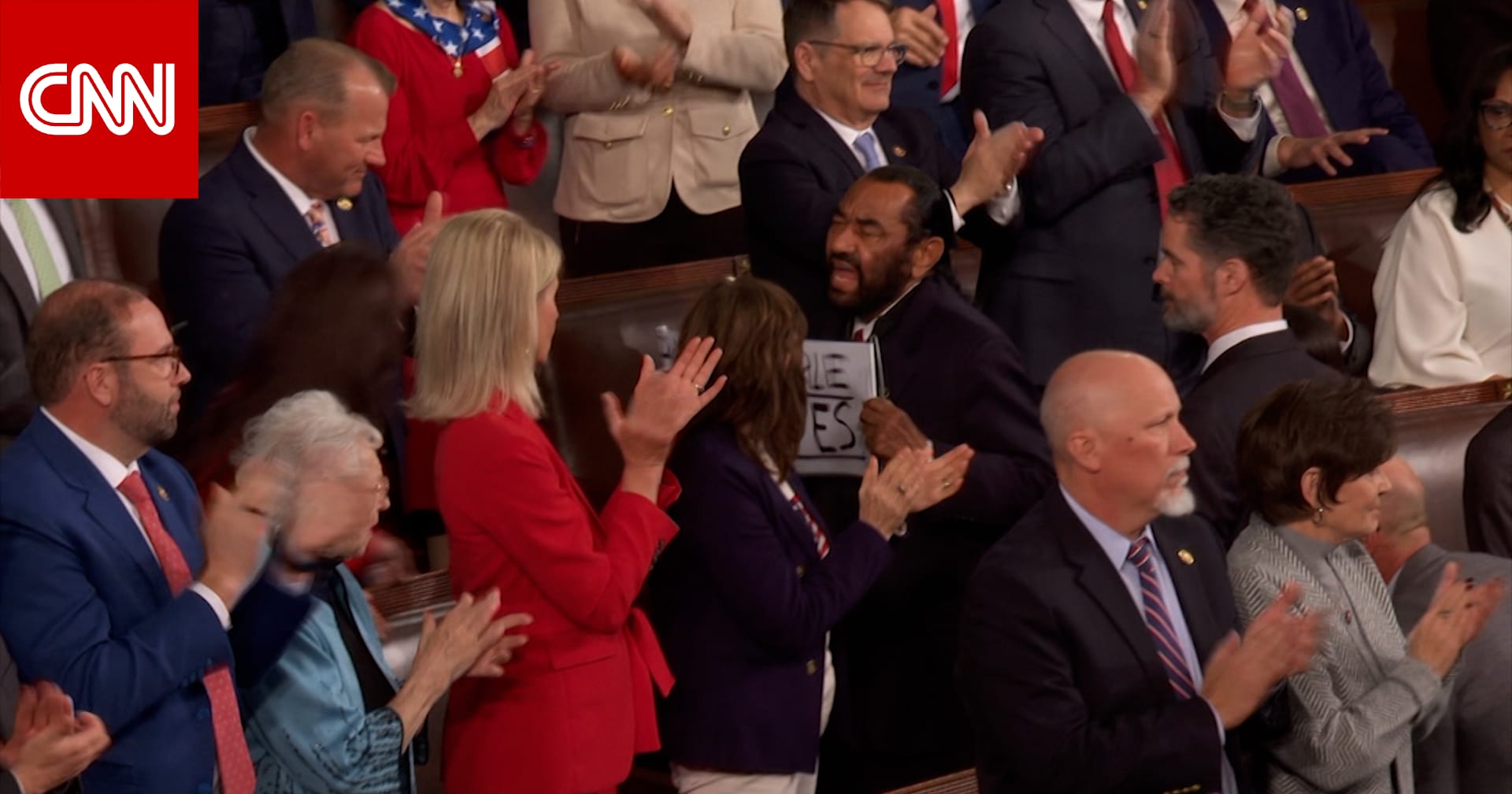 إخراج مشرع من قاعة مجلس النواب لرفع لافتة احتجاجية بعد منشور ترامب "العنصري" عن أوباما وزوجته