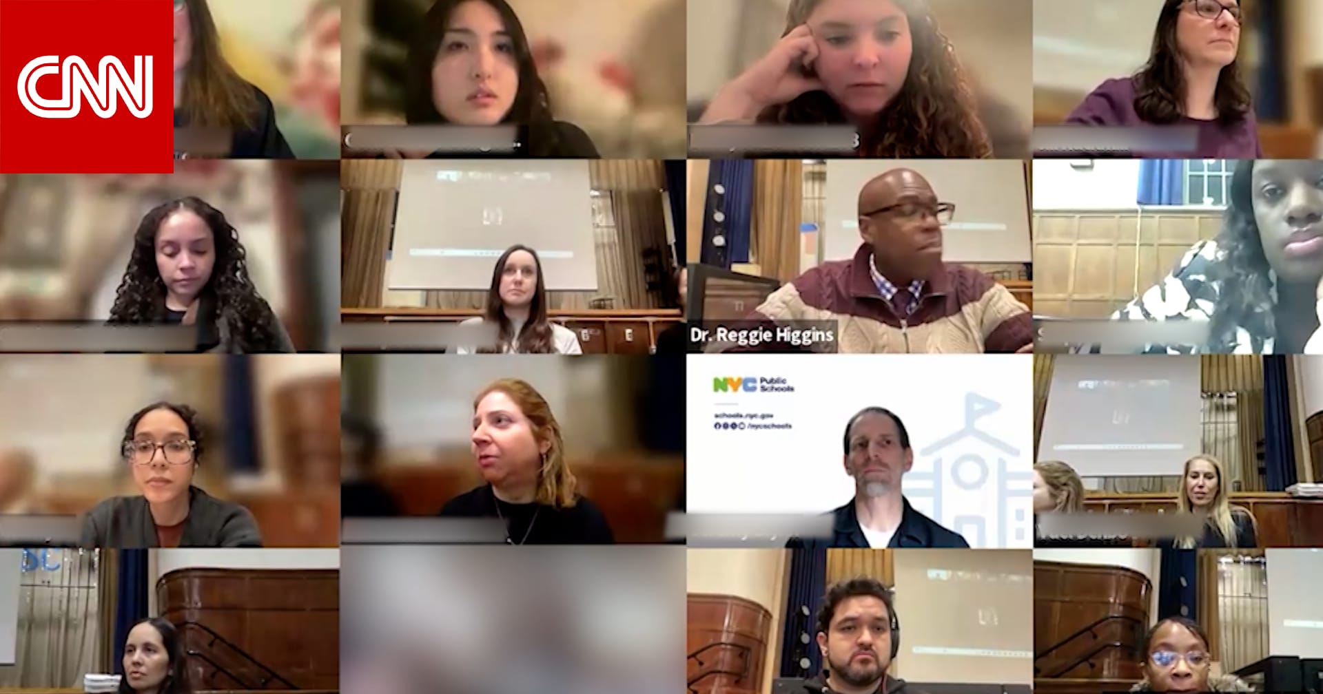 أستاذة في نيويورك تعتذر عن تعليقات "مسيئة عنصريًا" من ميكروفون مفتوح